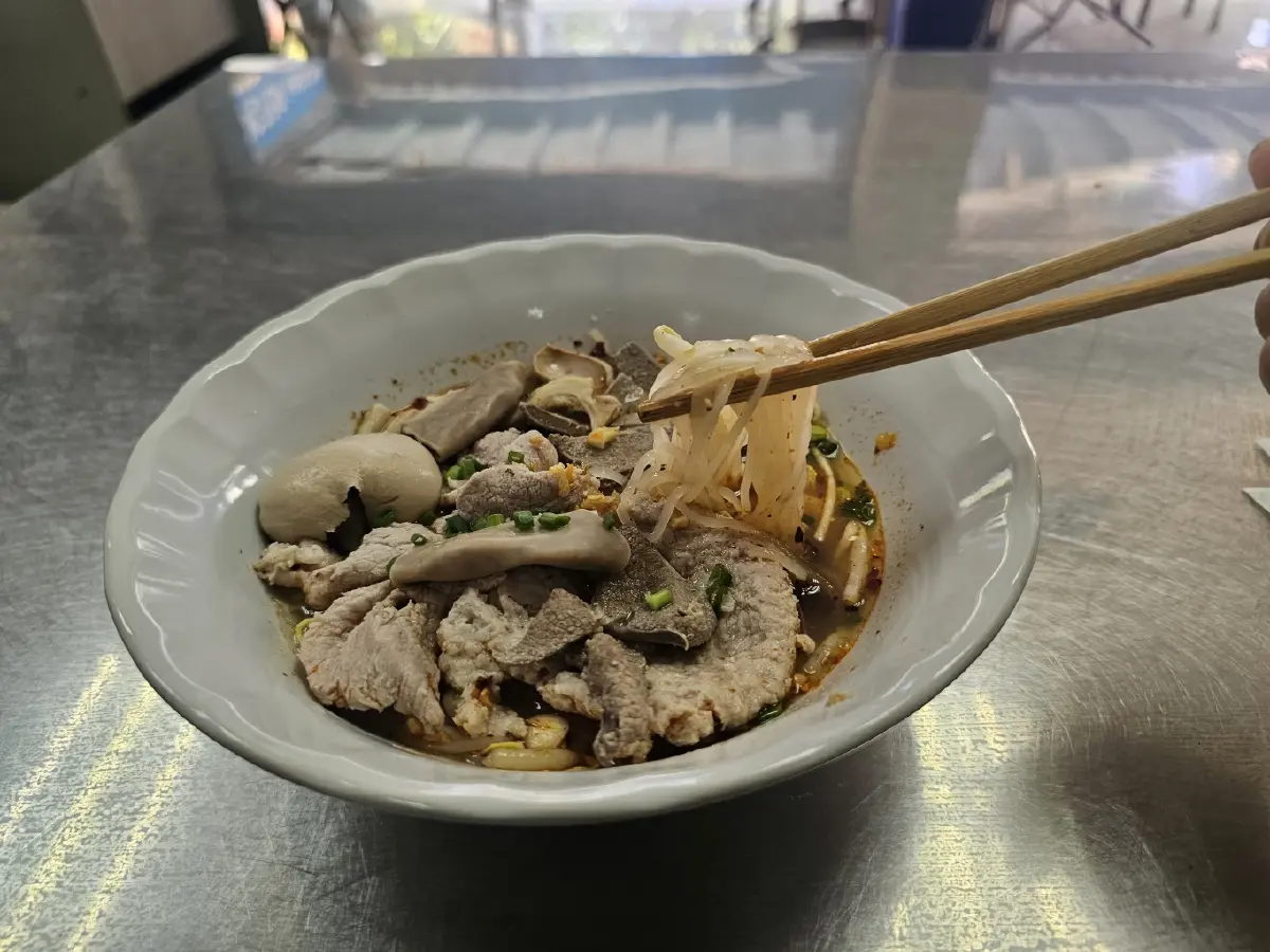 ‘แซว แฮปปี้แลนด์’ อร่อยมา 40 ปี มีดีที่ ‘น้ำซุป’ เฮียตี๋ พร้อมบริการ