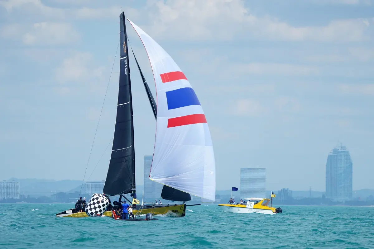 พระราชินี วางกลยุทธ์เฉียบ พาเรือใบไทยขึ้นที่ 1 ลุ้นชิงทองพรุ่งนี้