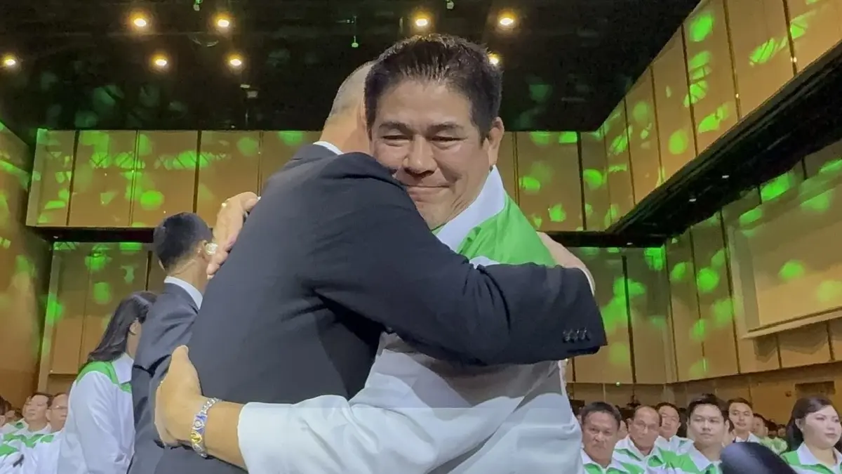 ‘เฉลิมชัย-ธรรมนัส’ กอดกันเกลียว ลั่น เราสู้ด้วยกัน เต็ม100ไม่ต้องห่วง