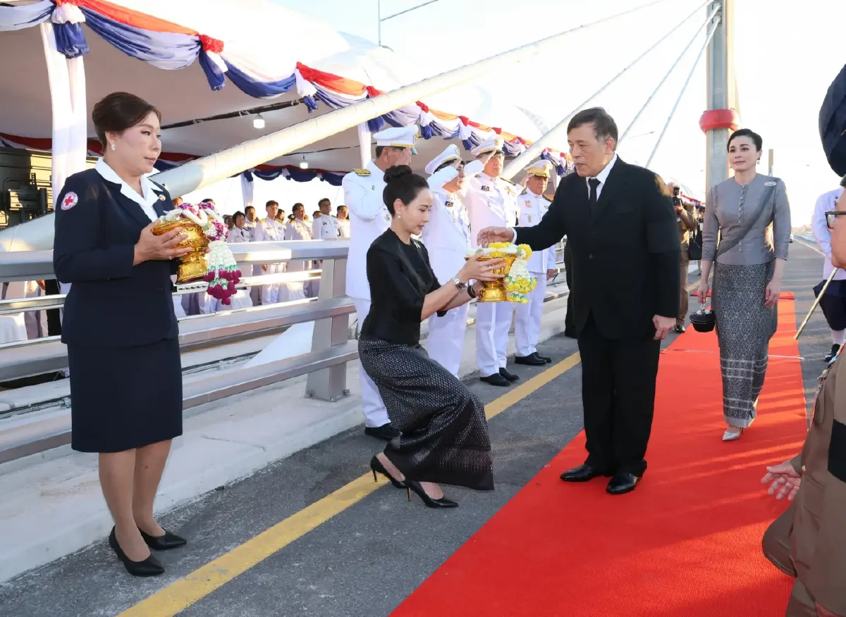 'ในหลวง-พระราชินี' เสด็จฯ เปิดสะพานมิตรภาพไทย-ลาว แห่งที่ 5 จังหวัดบึงกาฬ