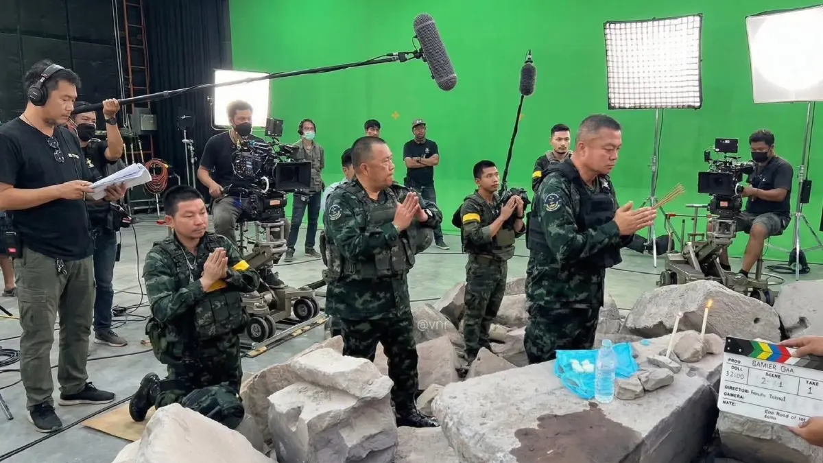 เทียบช็อตต่อช็อต 'กัมพูชา' ไม่เชื่อ ภาพ 'แม่ทัพกุ้ง' ยินดีไทยยึด ปราสาทตาควาย