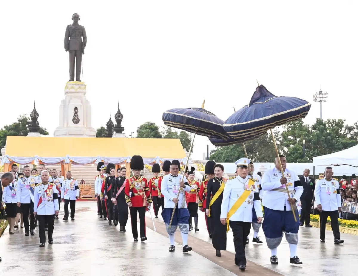 ในหลวง-พระราชินี ทรงปฏิบัติพระราชกรณียกิจ วันคล้ายวันพระบรมราชสมภพ รัชกาลที่ 9