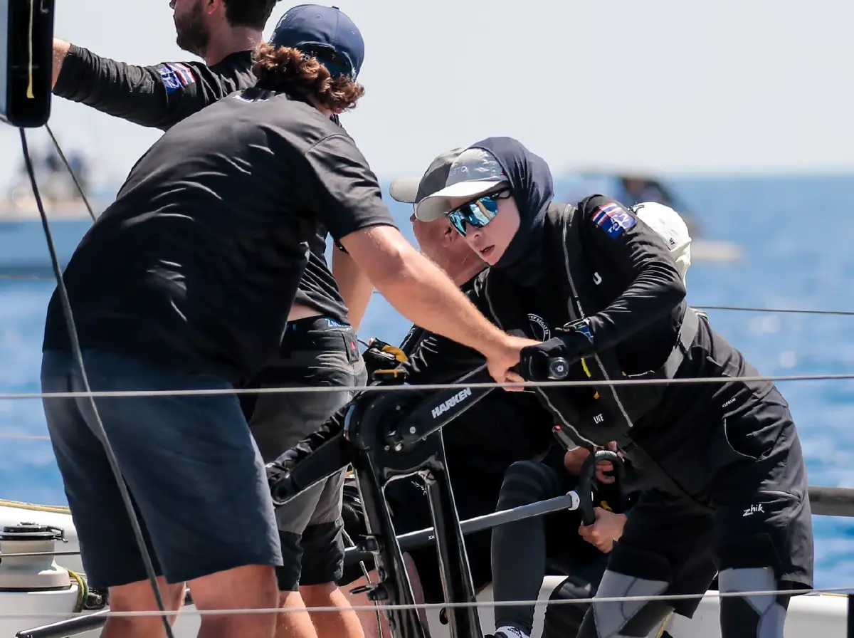 พระราชินี ทรงนำทีมเรือใบวายุ เข้าเส้นชัยเป็นอันดับ 1 ของเรซที่ 2