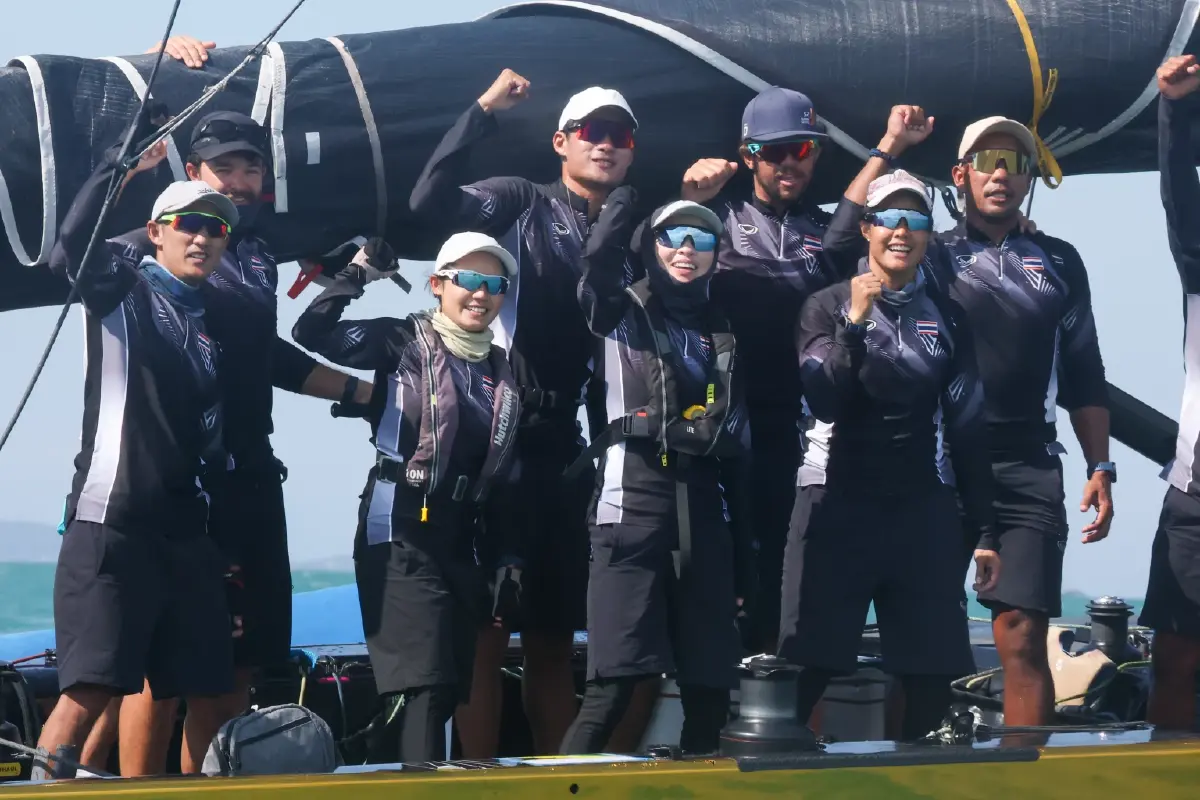 'พระราชินี' สร้างประวัติศาสตร์ ทรงนำทัพเรือใบไทย คว้าเหรียญทอง ซีเกมส์ ครั้งที่ 33