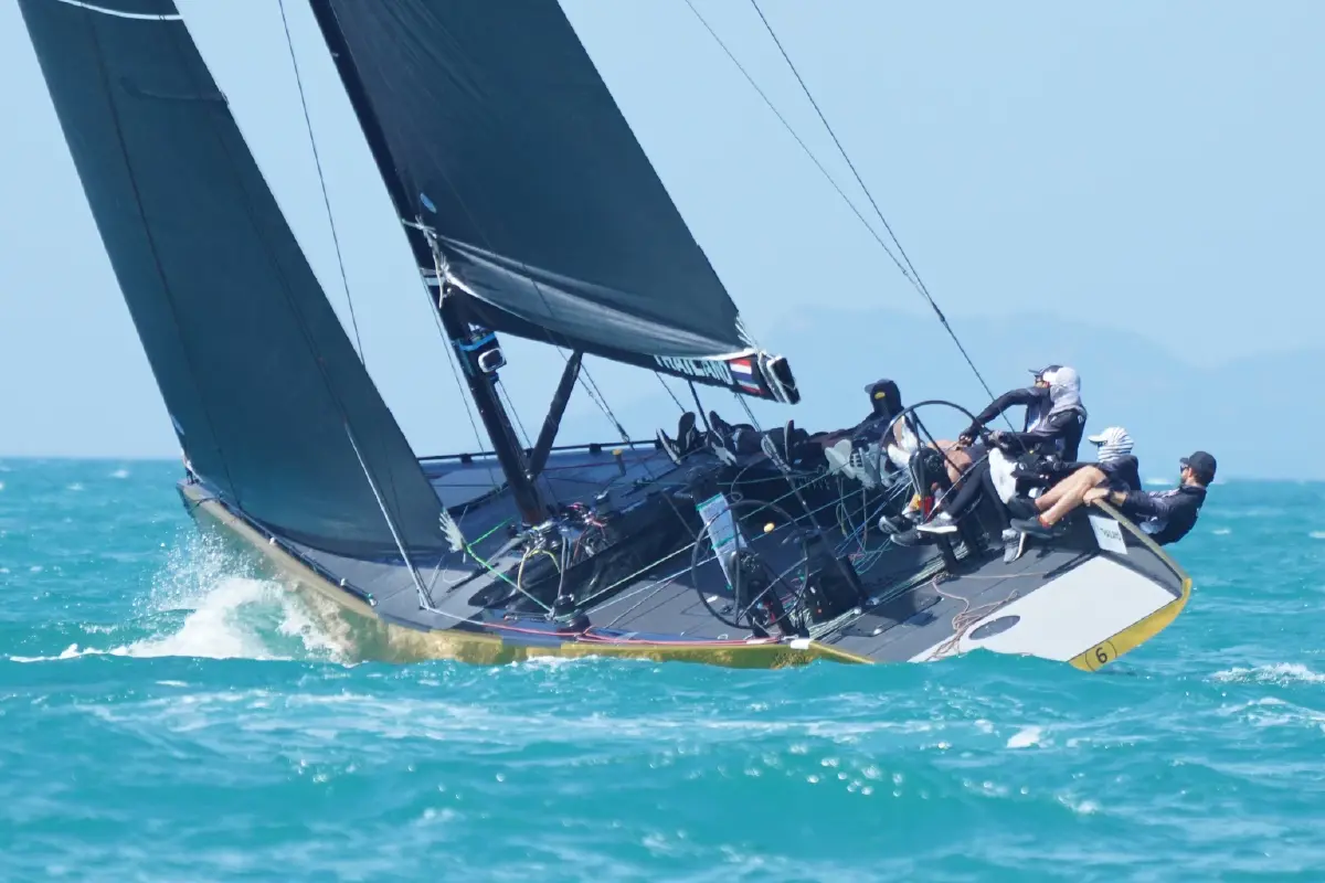 พระราชินี วางกลยุทธ์เฉียบ พาเรือใบไทยขึ้นที่ 1 ลุ้นชิงทองพรุ่งนี้