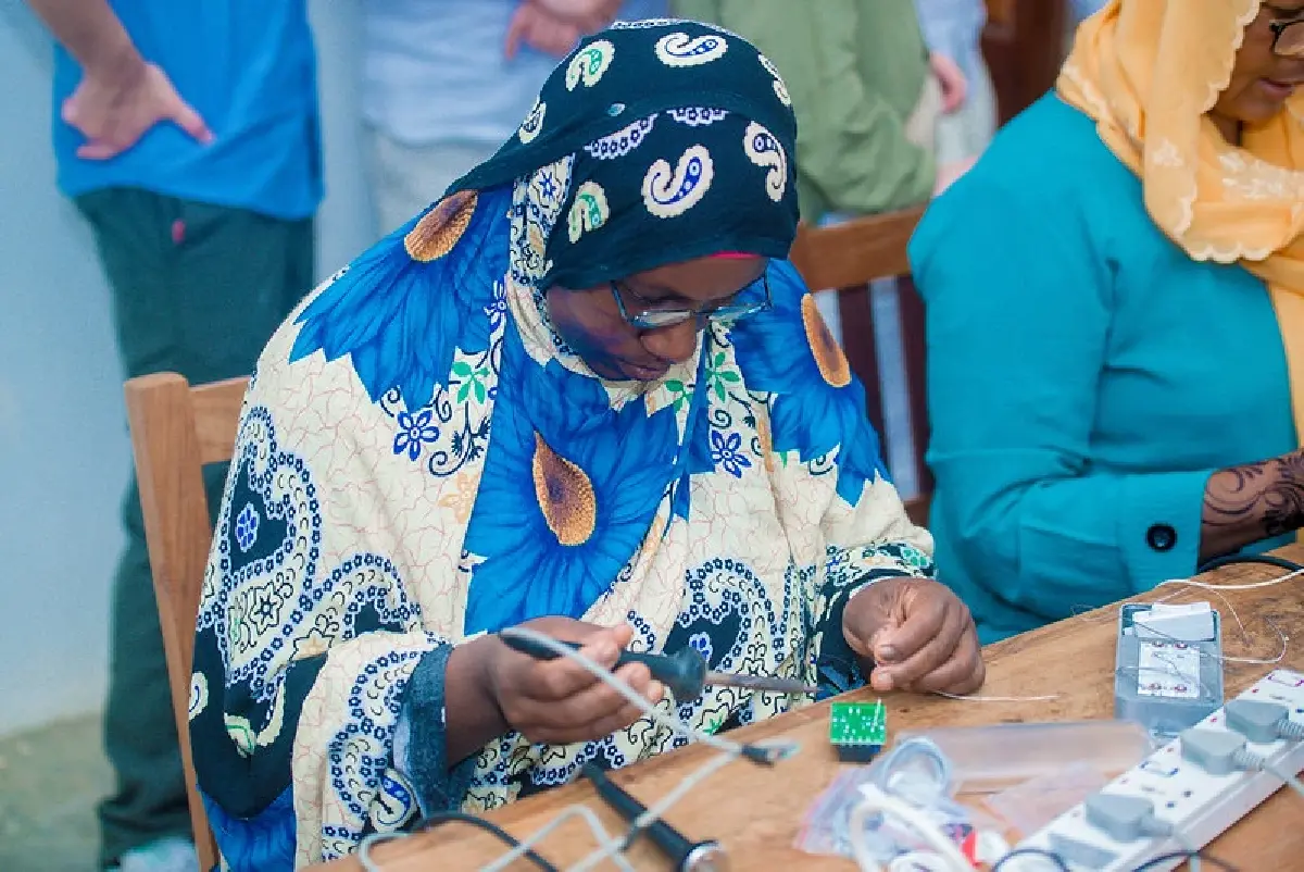 ‘Solar Mamas’ ช่างไฟฟ้าหญิง ผู้นำแสงสว่างจากโซลาร์เซลล์สู่ชุมชนห่างไกล