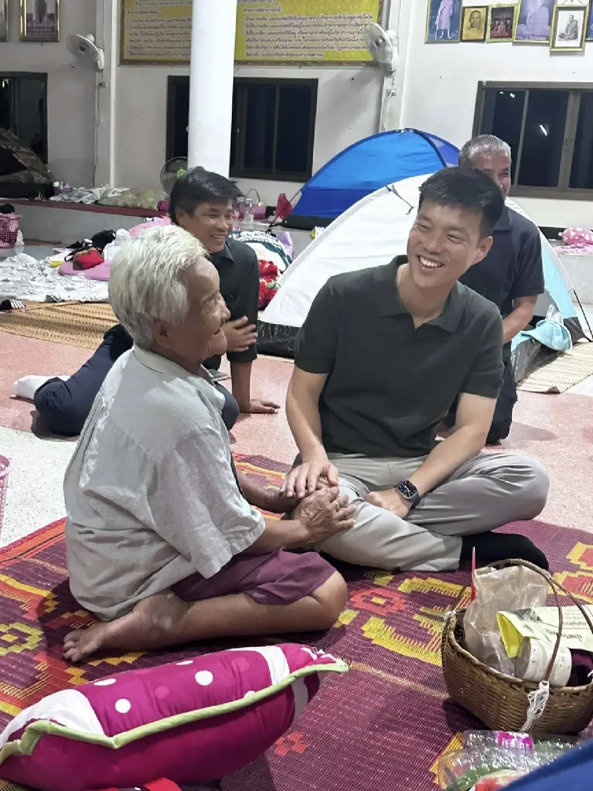 แกนนำส้มลงพื้นที่ศูนย์อพยพ 'ณัฐพงษ์' ส่งแรงใจให้ ปชช.-จนท.