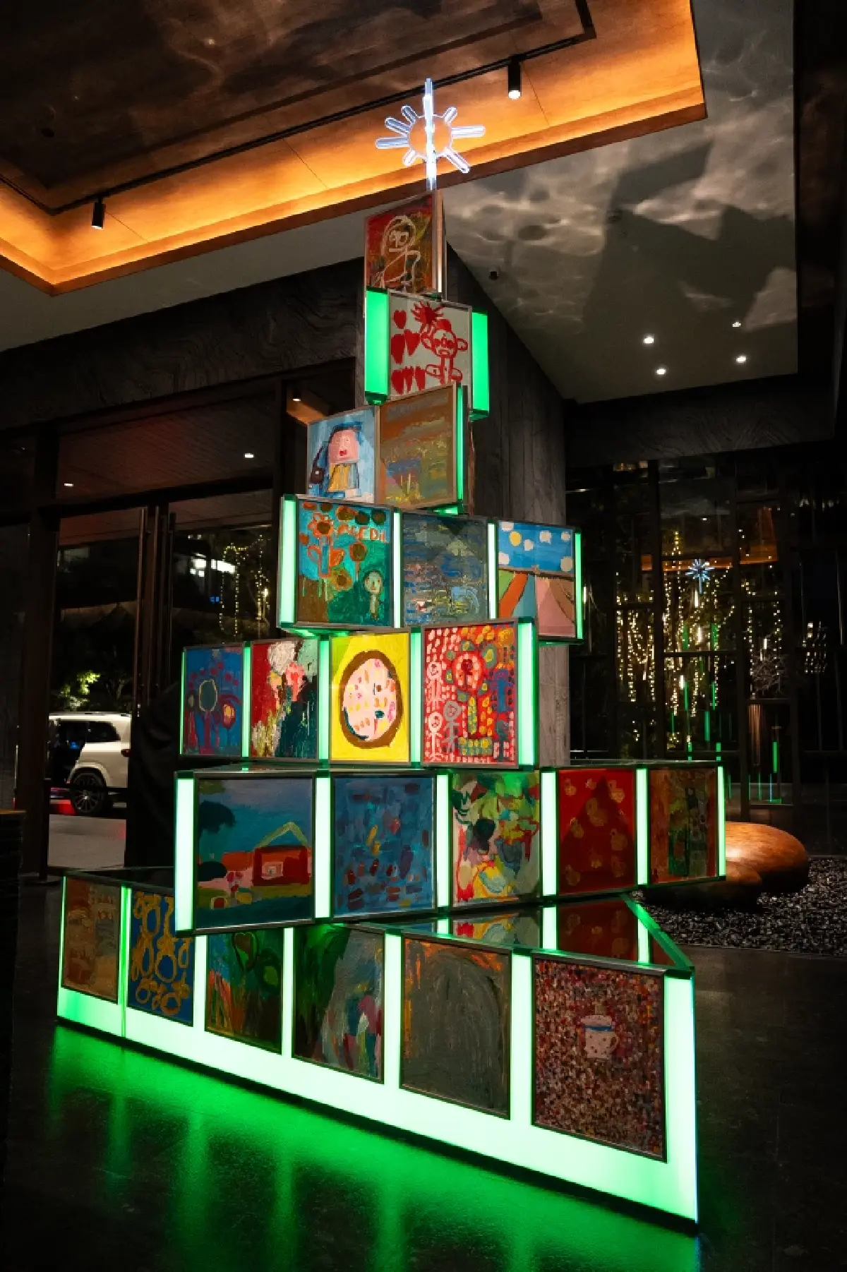 เผยโฉมต้นคริสต์มาส จากปลายพู่กัน 50 ศิลปินดาวน์ซินโดรม