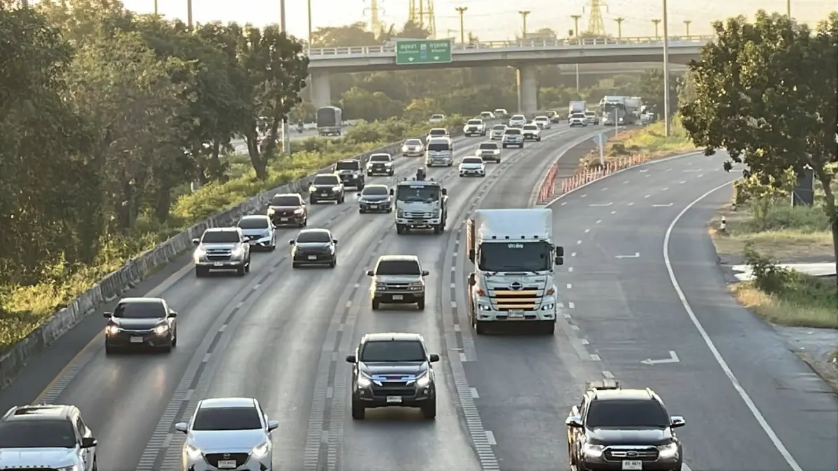 เช็กเส้นทาง ถนนสายเอเชีย รถเต็ม 4 เลน คนกลับบ้าน จับตาแยกบางปะหัน