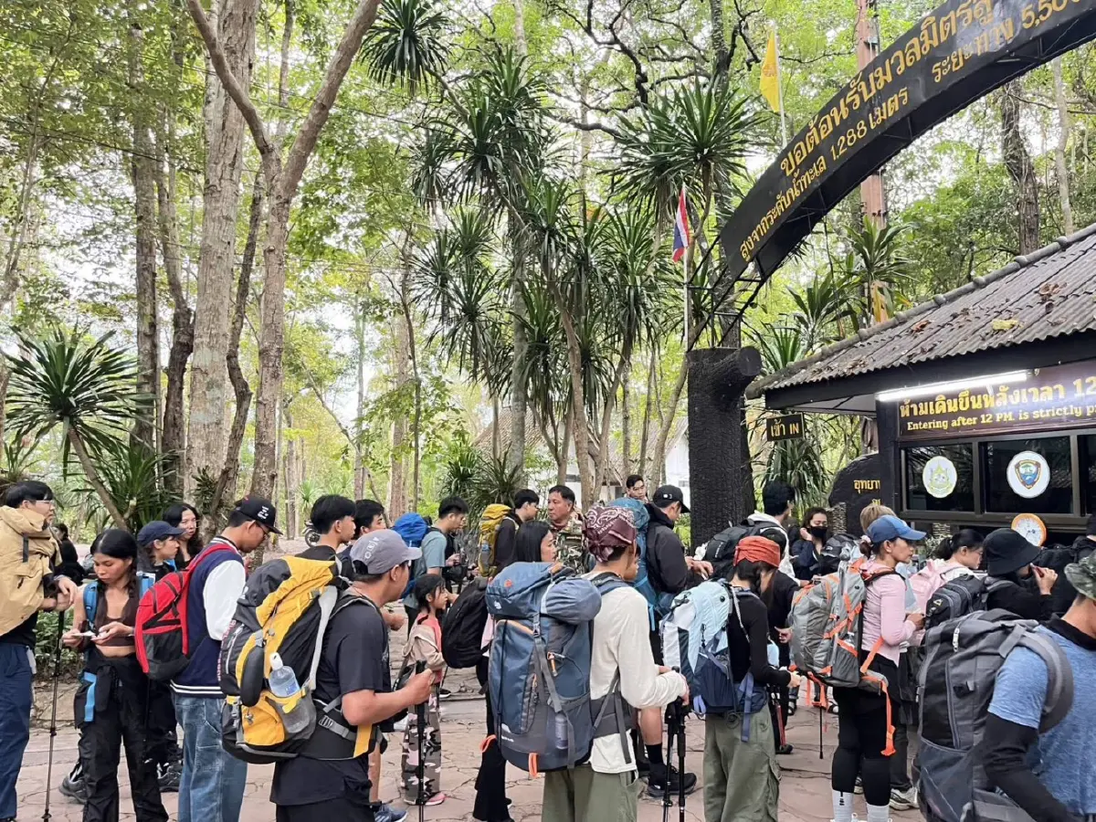 เข้าฟรีวันพ่อ! 'ภูกระดึง' คึกคัก นักท่องเที่ยวทะลุ 2,500 คน แห่สัมผัสอากาศหนาว