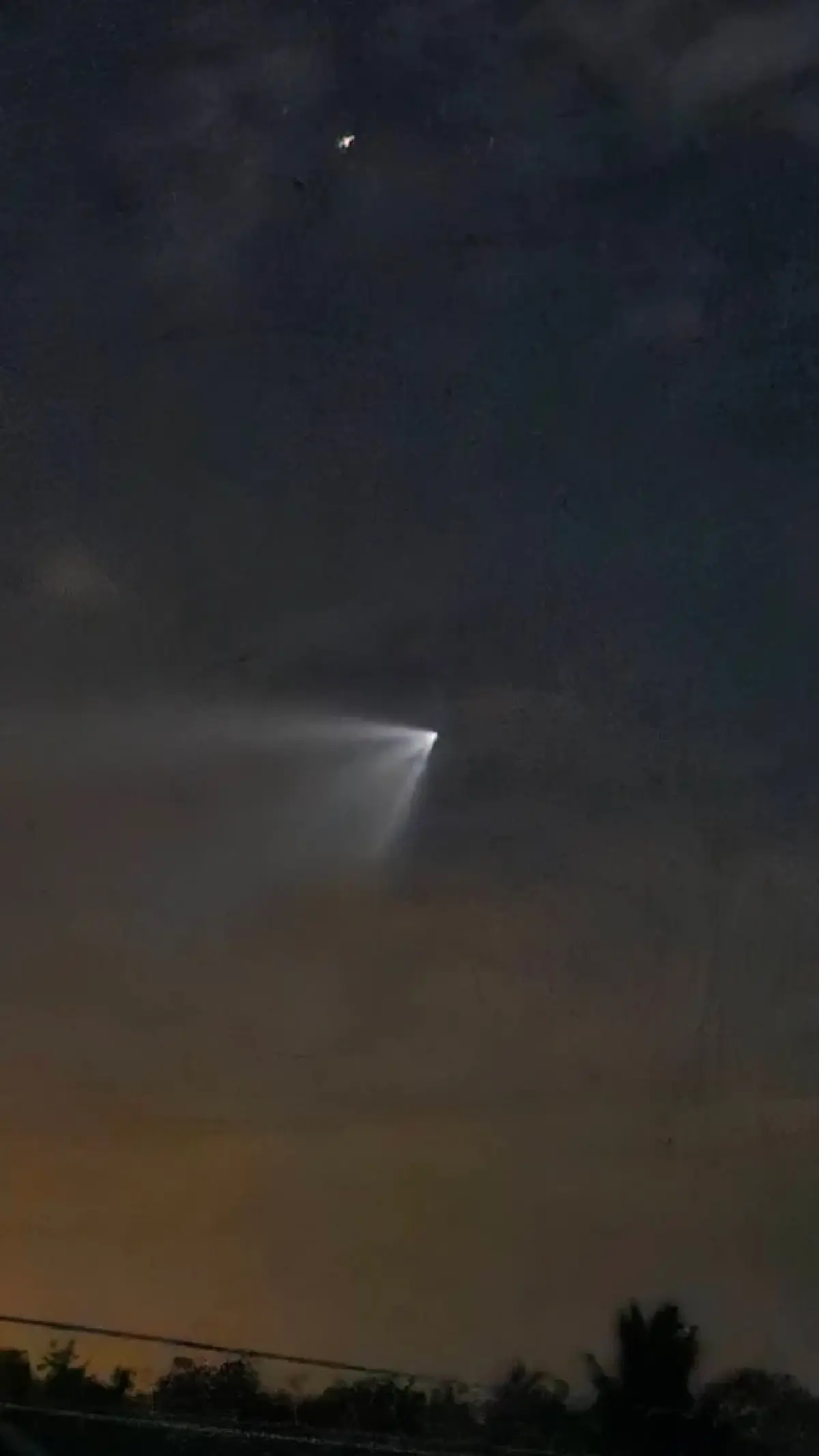 ไขปริศนา 'แสงรูปกรวย' จากไอพ่นจรวด Falcon 9 เหนือท้องฟ้าทั่วไทย