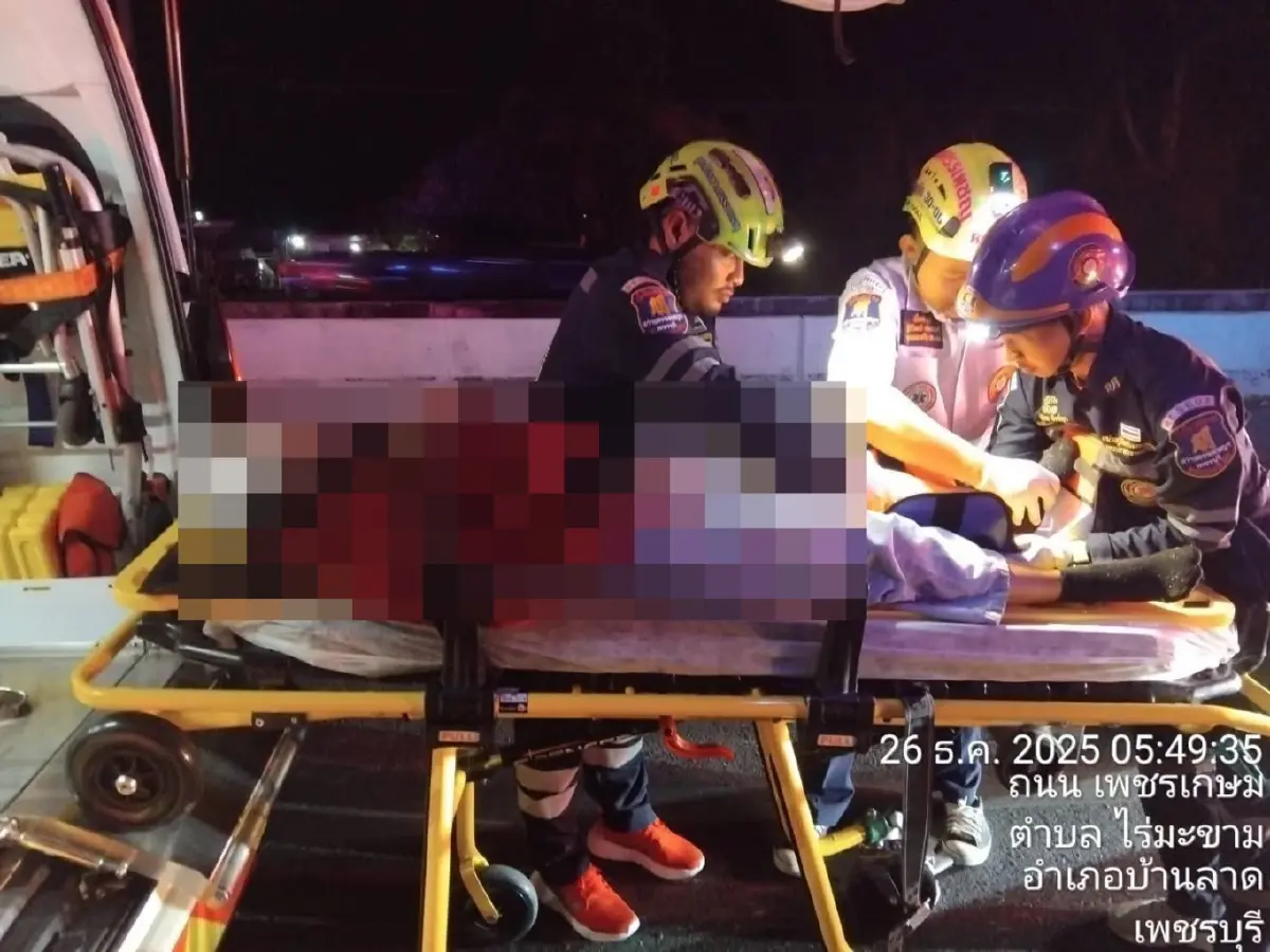 ด่วน! รถบรรทุกชนรถทัวร์โดยสาร พังยับ บนถนนเพชรเกษม เจ็บระนาว 11 คน
