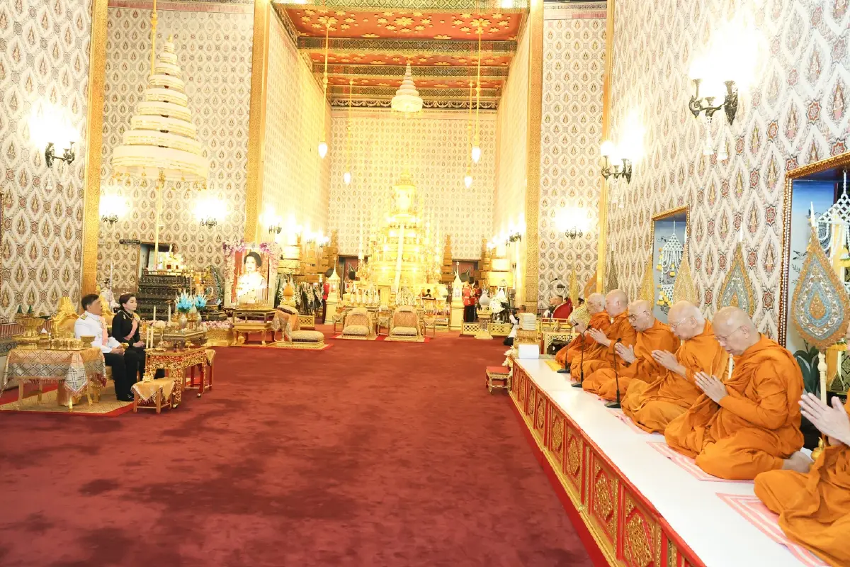 ในหลวง-พระราชินี เสด็จฯ ทรงบำเพ็ญพระราชกุศลปัญญาสมวาร ถวายพระบรมศพ พระพันปีหลวง