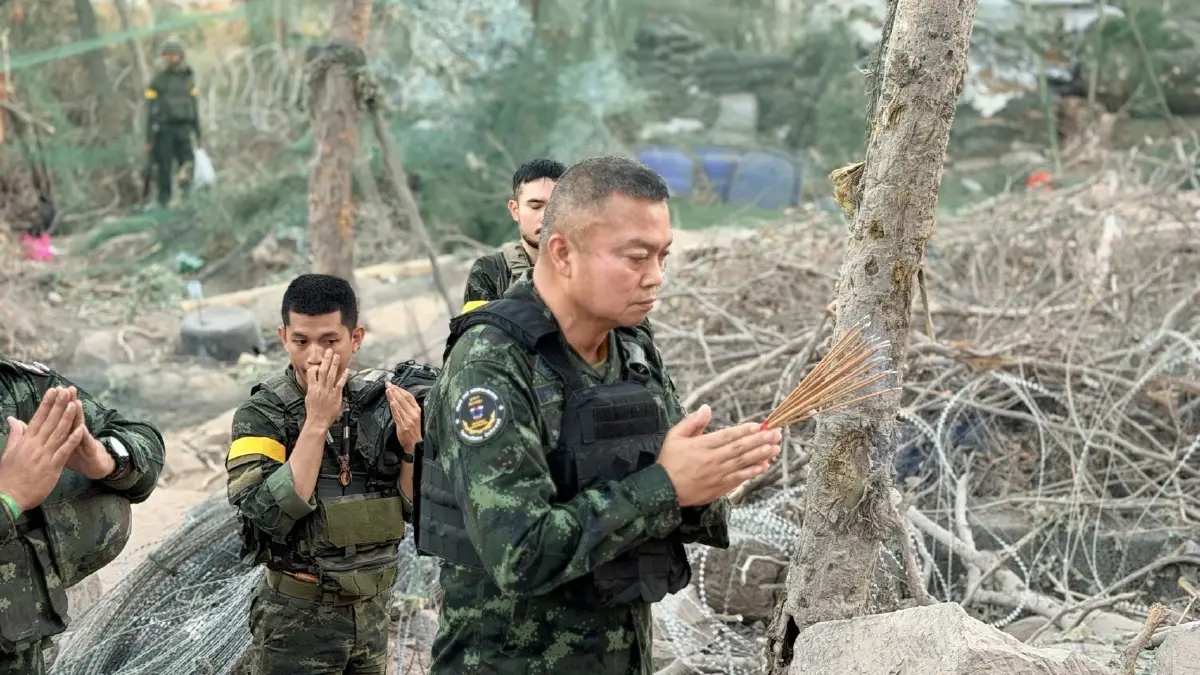 เทียบช็อตต่อช็อต 'กัมพูชา' ไม่เชื่อ ภาพ 'แม่ทัพกุ้ง' ยินดีไทยยึด ปราสาทตาควาย