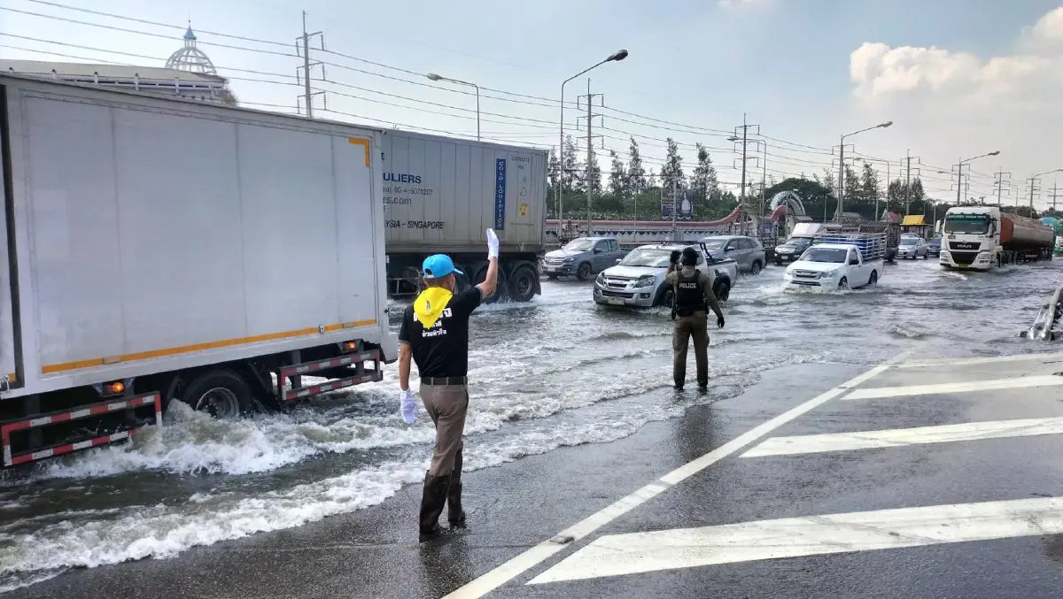 ป้ายใครหาย? น้ำท่วมถนนพระราม 2 พบแล้ว 84 ป้ายทะเบียนหาย เช็กด่วน