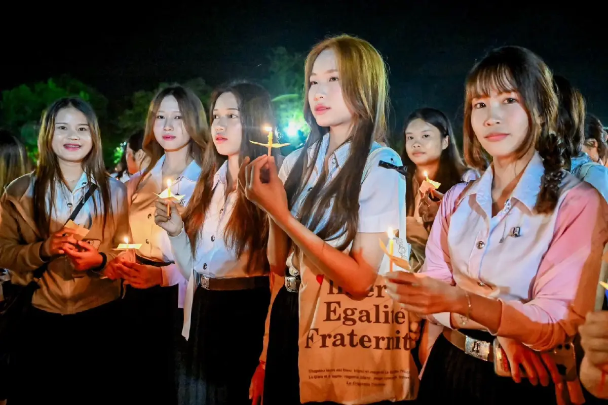 มมส จุดเทียนแปรอักษร น้อมรำลึก รัชกาลที่ 9 - สมเด็จพระพันปีหลวง