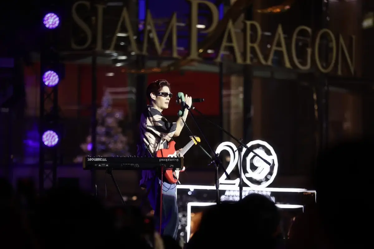 เคานต์ดาวน์ต้อนรับปีใหม่ใจกลางกรุงเทพฯ คนคึกคักล้นสยามพารากอน