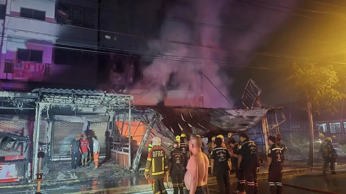 ไฟไหม้ร้านเฟอร์นิเจอร์ ซอยวัชรพล 18 หนีตายวุ่น กระโดดตึกเจ็บ 3 ราย