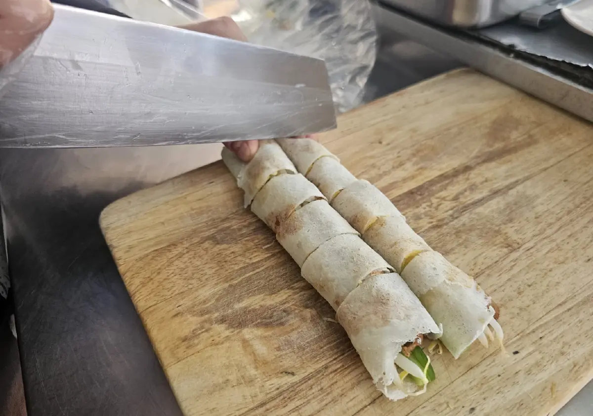 ‘แซว แฮปปี้แลนด์’ อร่อยมา 40 ปี มีดีที่ ‘น้ำซุป’ เฮียตี๋ พร้อมบริการ