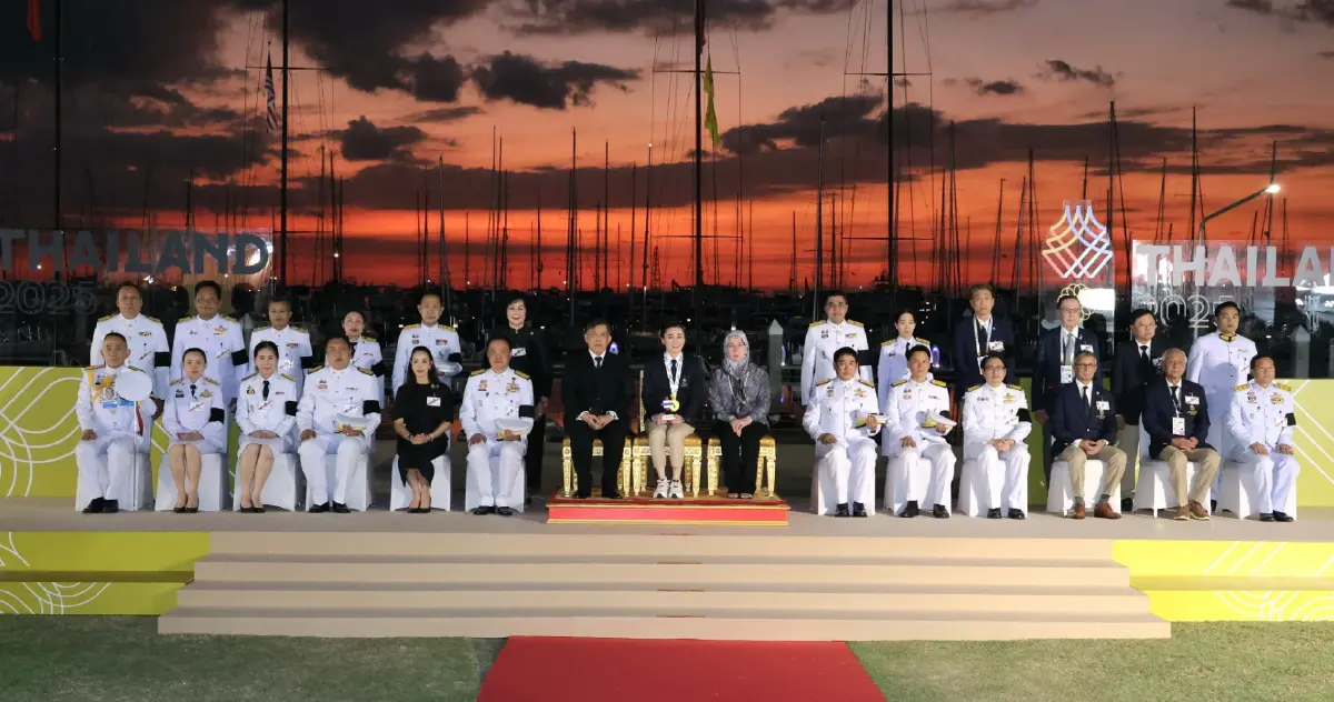 'ในหลวง' พระราชทานเหรียญทอง การแข่งขันกีฬาเรือใบ ซีเกมส์ ครั้งที่ 33 แด่ 'พระราชินี'