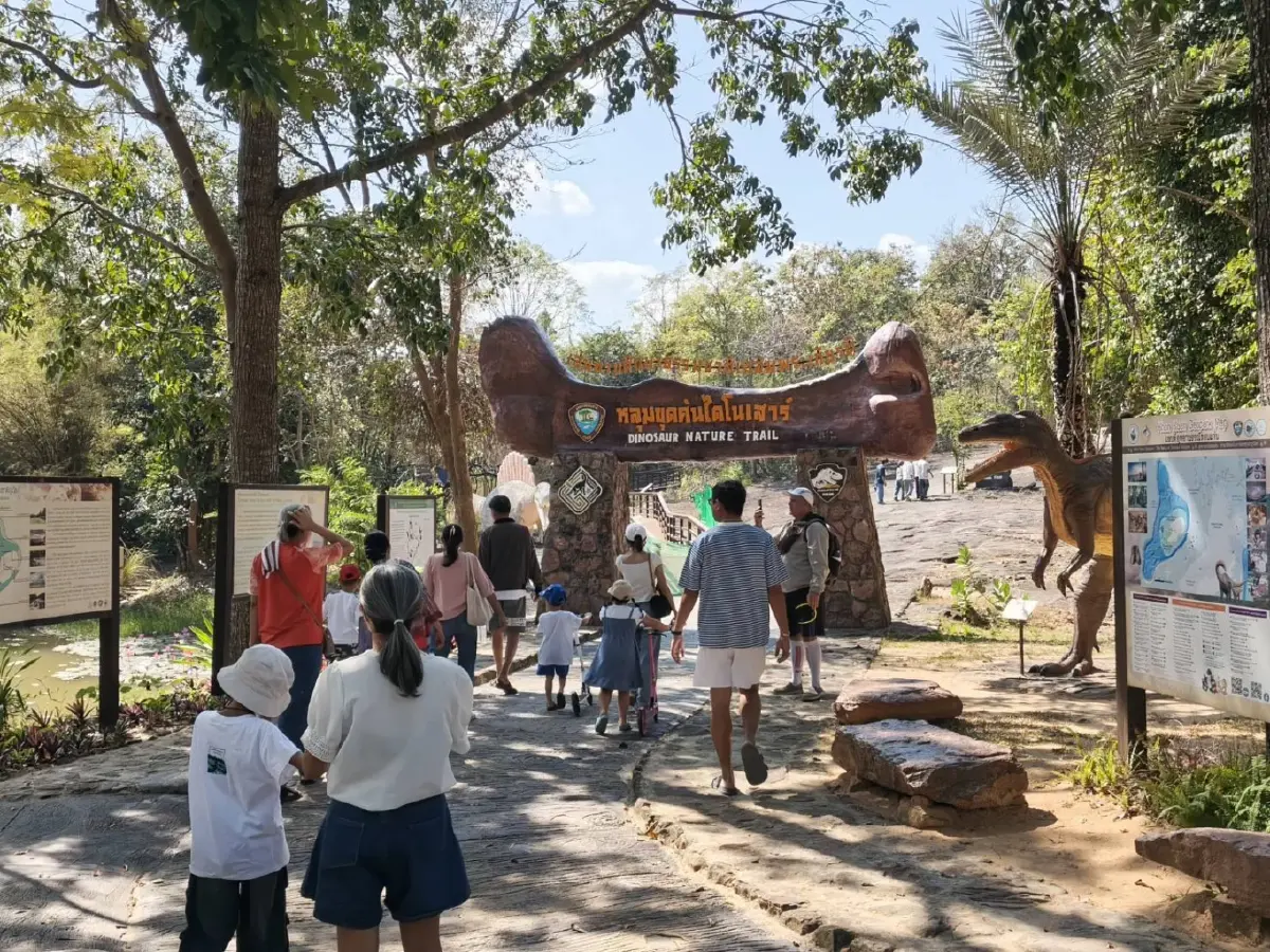 เปิดภาพ 'ผาชมตะวัน' พระอาทิตย์ขึ้นส่งท้ายปี 68 หนาวสะท้าน 16 องศาฯ