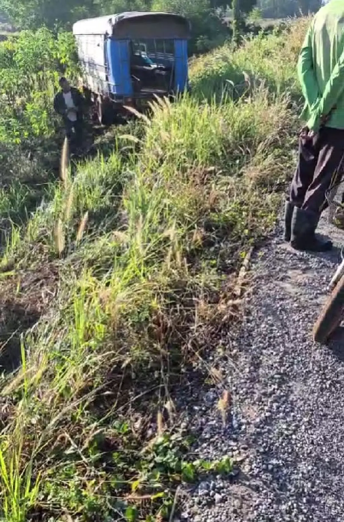 ด่วน รถนักเรียน 6 ล้อระเบิดยางหน้า ระทึกทั้งคัน ตกข้างทาง ที่อุดรฯ