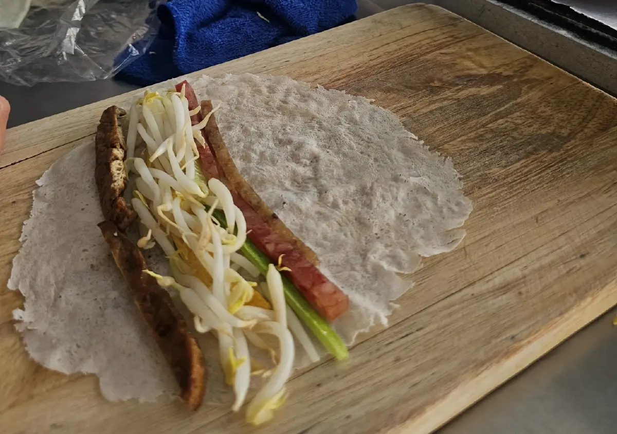 ‘แซว แฮปปี้แลนด์’ อร่อยมา 40 ปี มีดีที่ ‘น้ำซุป’ เฮียตี๋ พร้อมบริการ