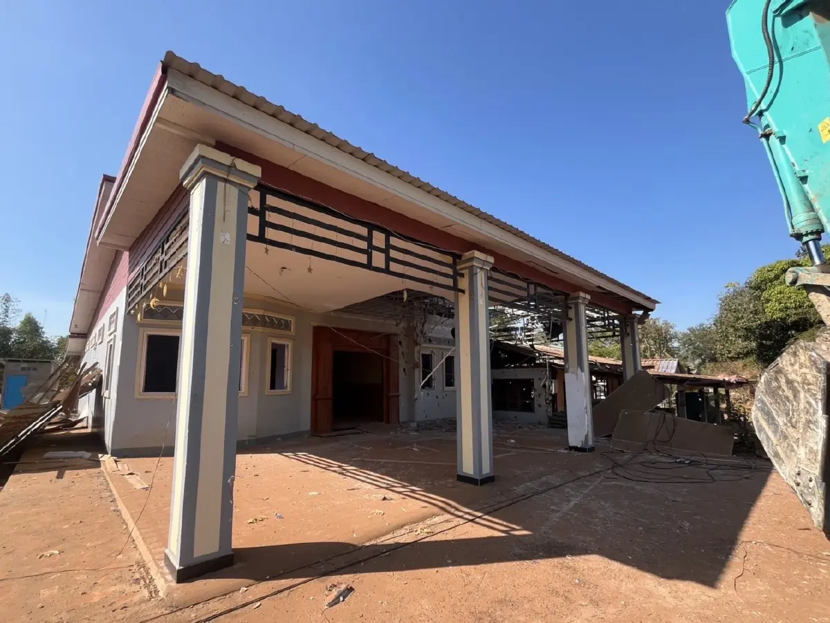 ทุบแล้ว! บ้านกำนันลี ผู้ทรงอิทธิพลกัมพูชา ที่บ้านหนองจาน ของขวัญปีใหม่คนไทย