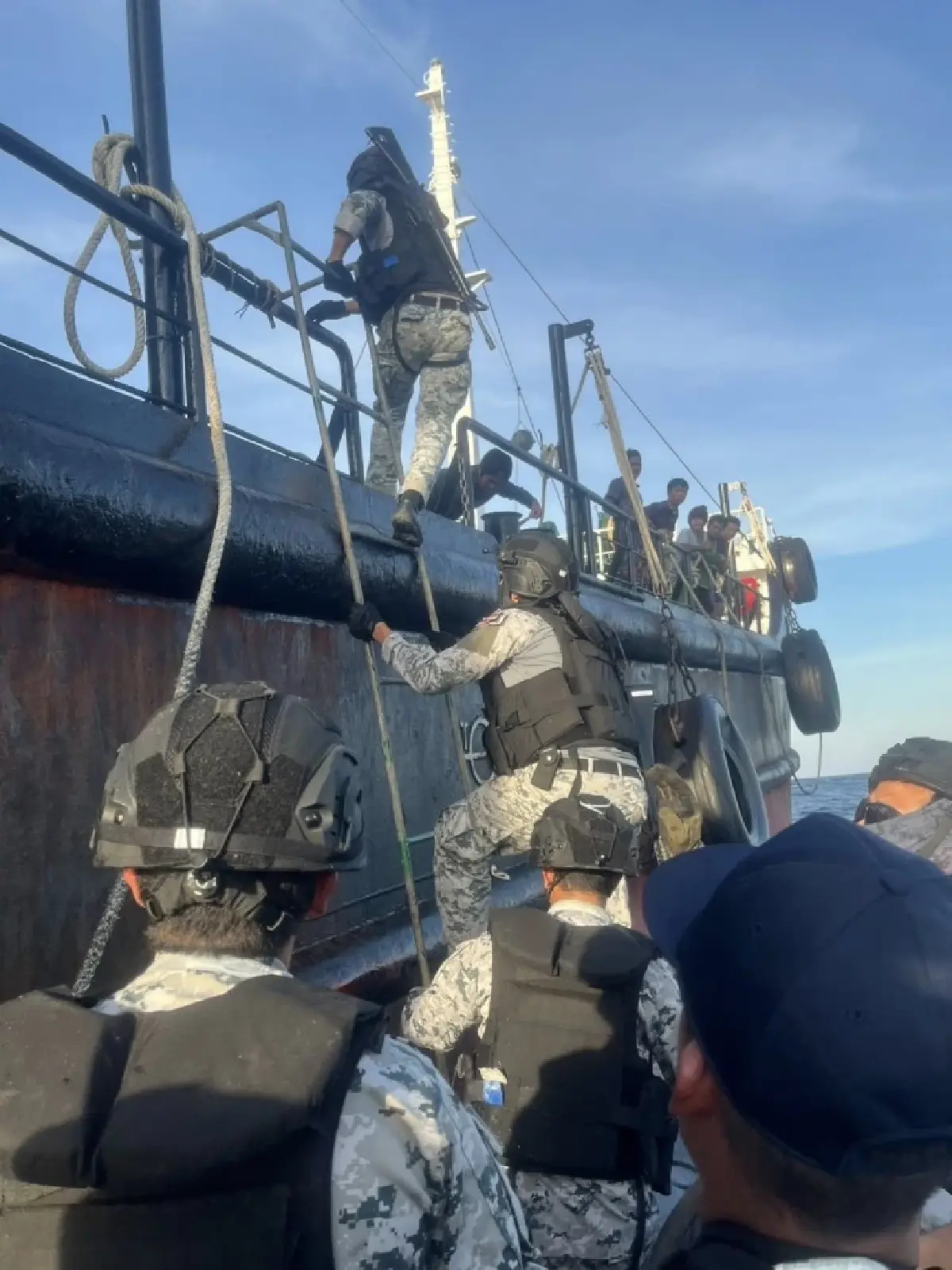 จับเรือบรรทุกน้ำมันกลางอ่าวไทย ตรวจสอบขนยุทธปัจจัยไปกัมพูชา