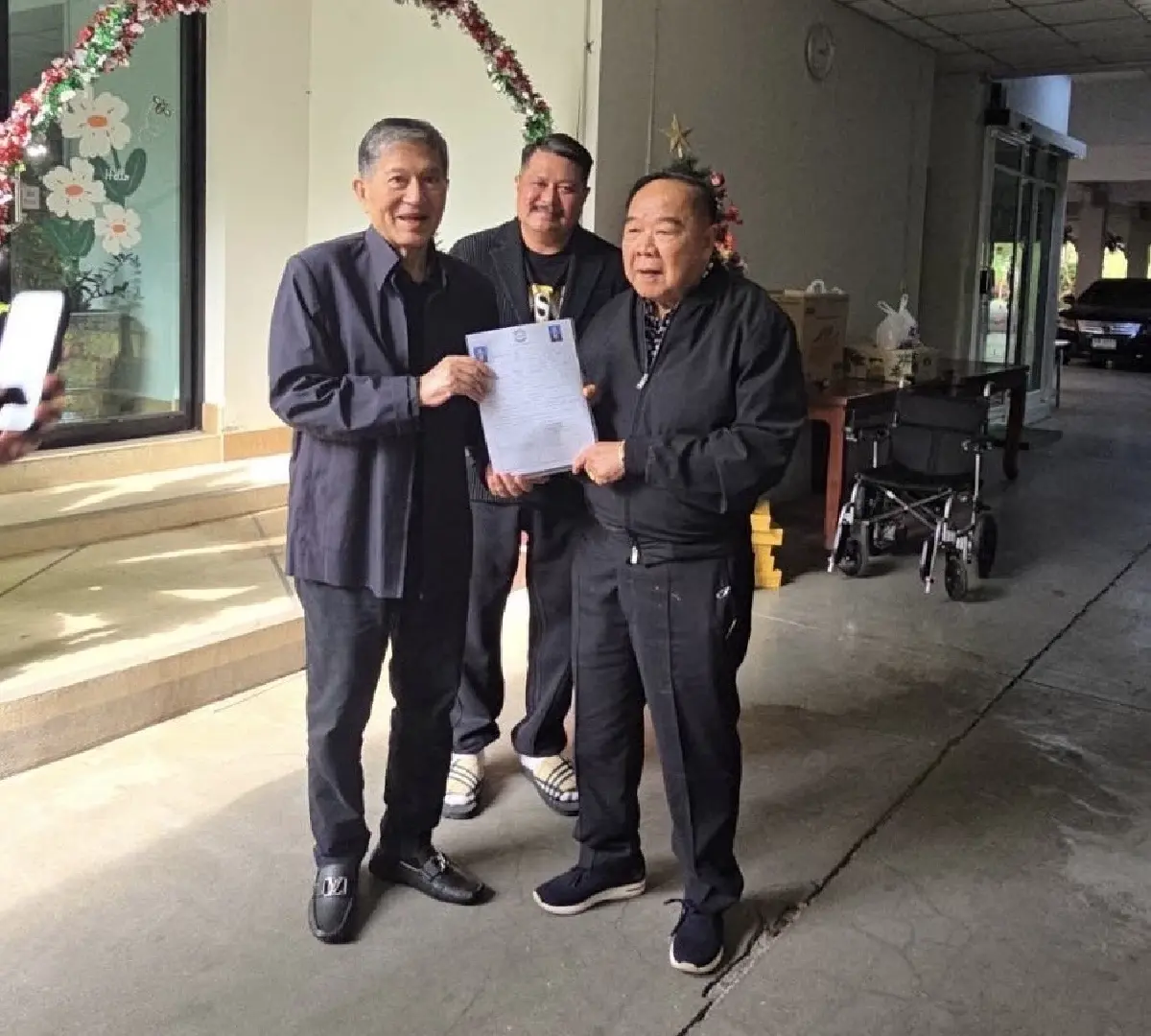 ‘เฉลิม’ ซบ ‘ลุงป้อม’ ลงเลือกตั้ง พปชร. ด้าน อดีต สส.4พรรค เข้า ‘กล้าธรรม’