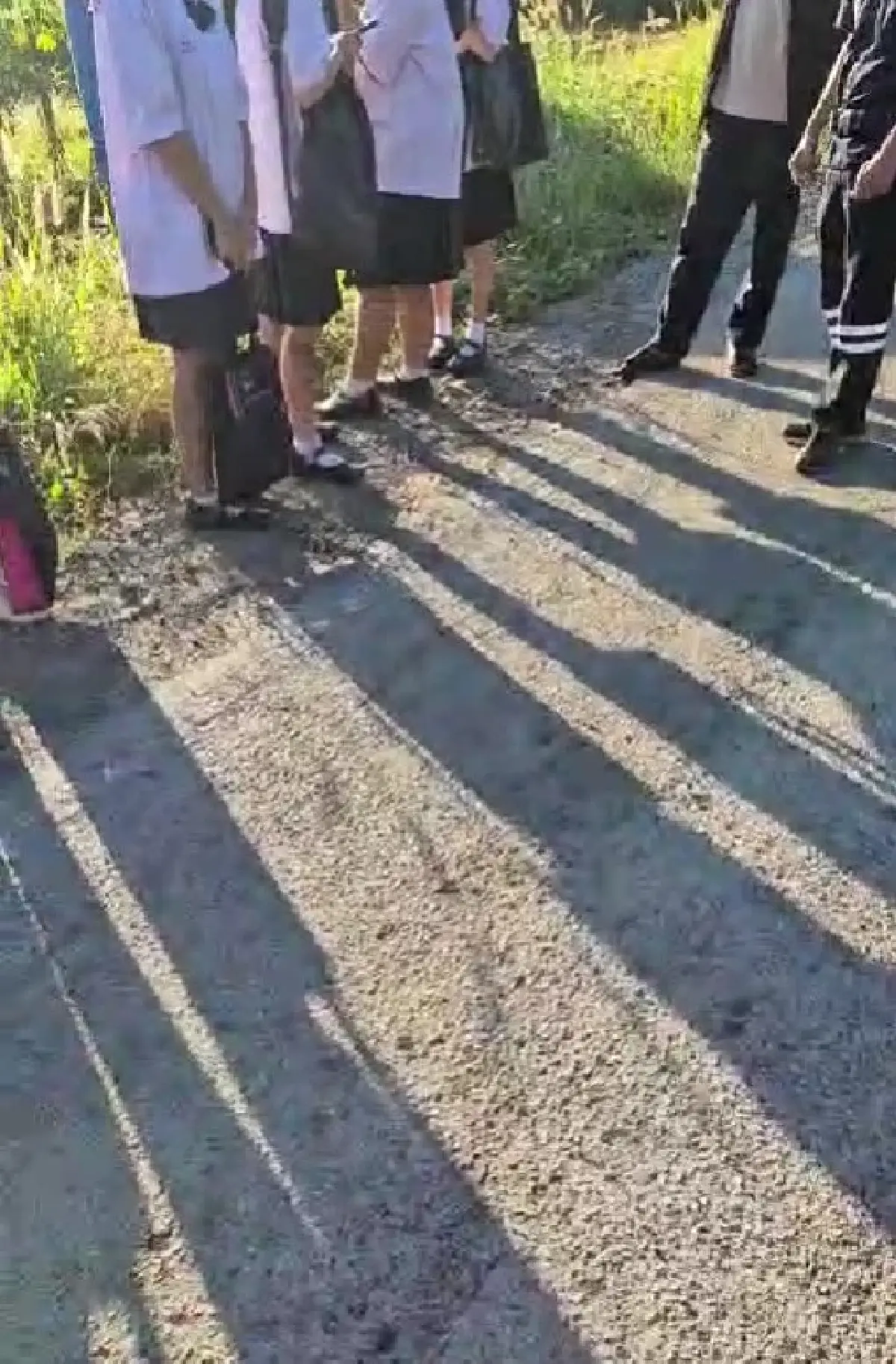 ด่วน รถนักเรียน 6 ล้อระเบิดยางหน้า ระทึกทั้งคัน ตกข้างทาง ที่อุดรฯ