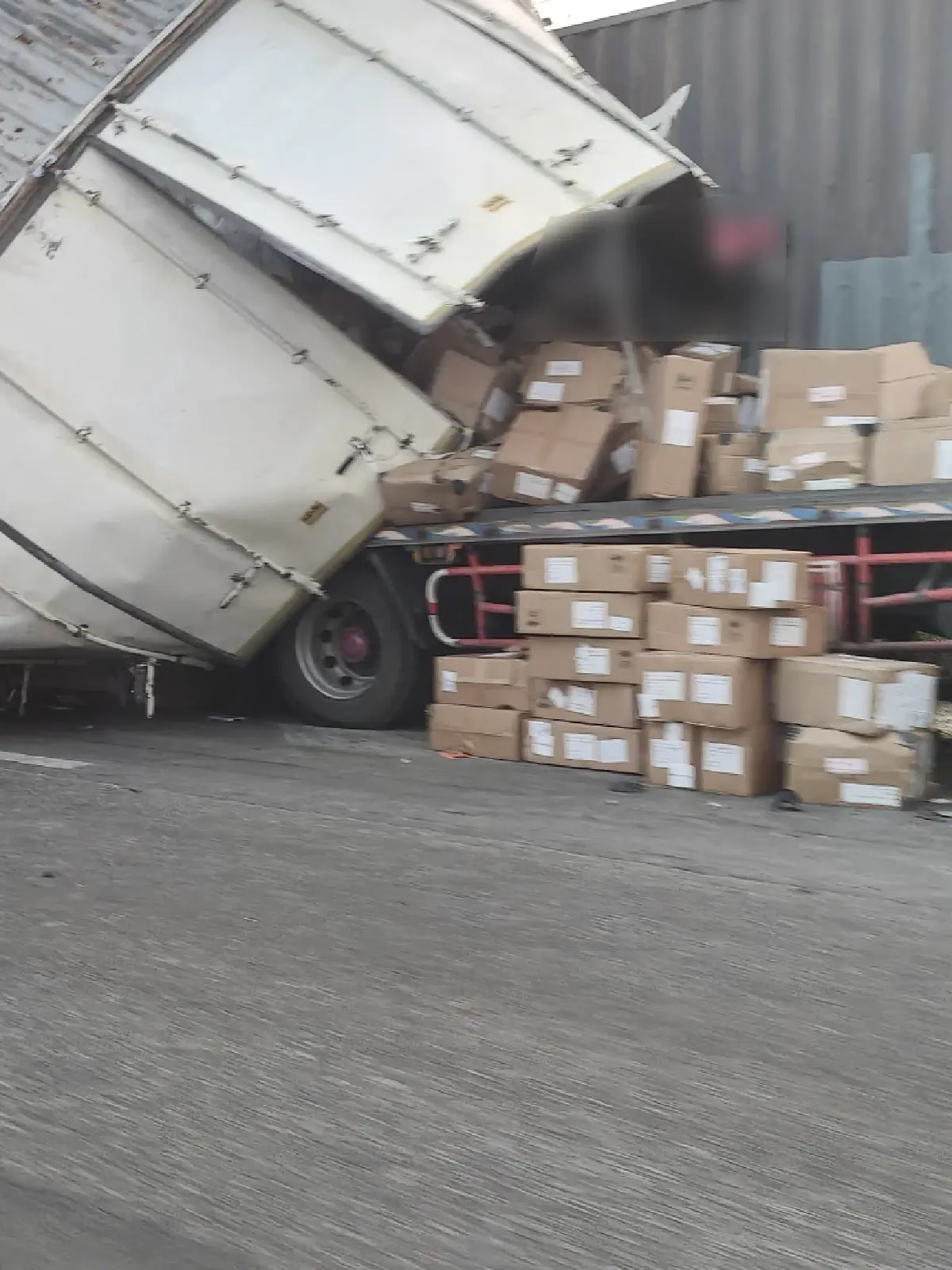 รถติดมาก เกิดอุบัติเหตุ รถบรรทุกคว่ำ ถนนพระราม 2 ขวาง 2 เลนซ้าย