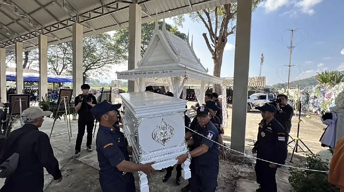 สุดเศร้า! ครอบครัวทำพิธีเผาหลอก 'ณัฐวุฒิ ปงลังกา' ก่อนเคลื่อนร่างชันสูตร