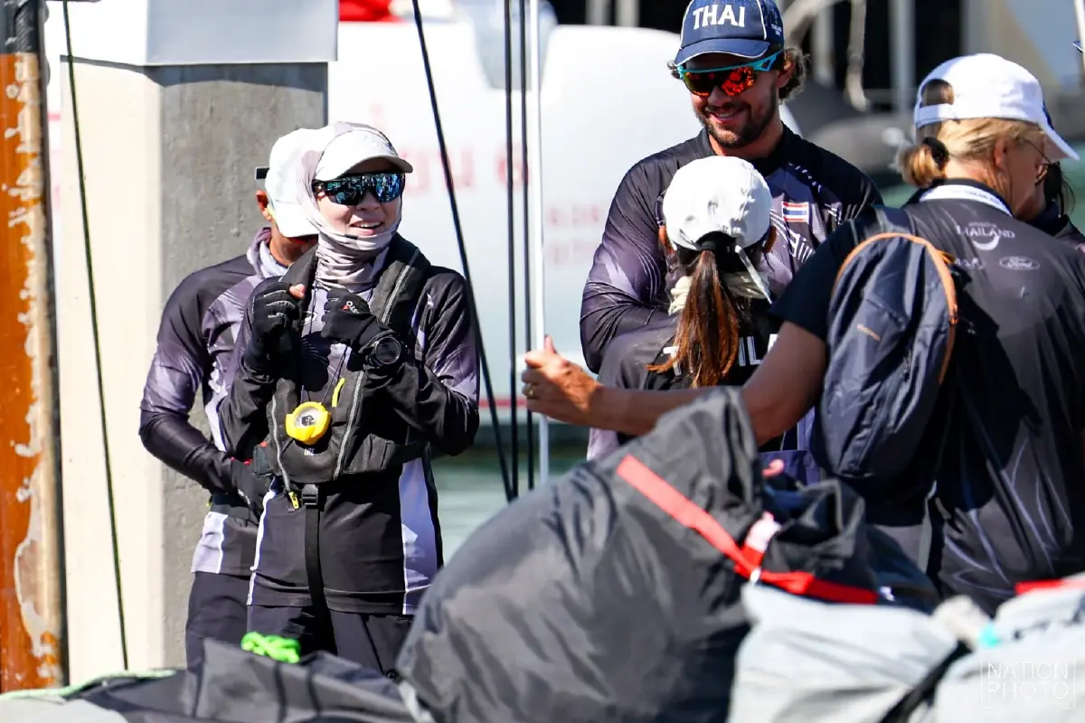 'พระราชินี' ทรงนำทีมเรือใบลงแข่งวันที่ 2 หลังทรงพาทีมชาติไทยชนะ