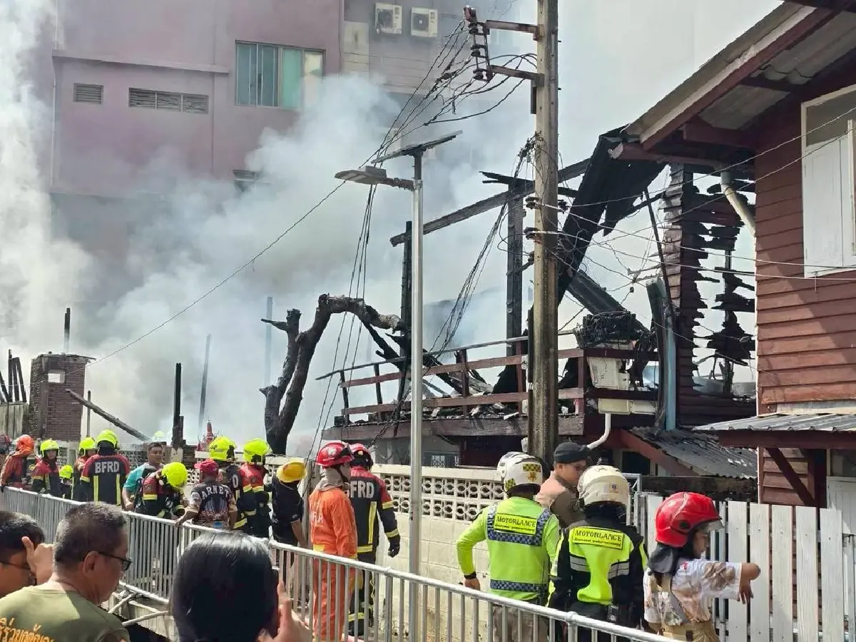 ด่วน ไฟไหม้บ้านไม้ ปลูกติดกัน ซอยประชาราษฎร์บำเพ็ญ 2 เขตดินแดง