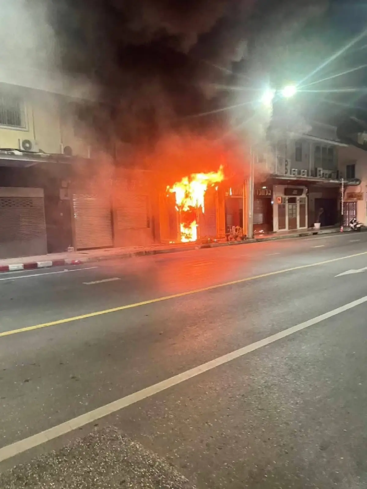 เกิดเหตุ ไฟไหม้บ้านประชาชน ตึกแถว 2 ชั้น เขตพระนคร เสียหายทั้งหลัง