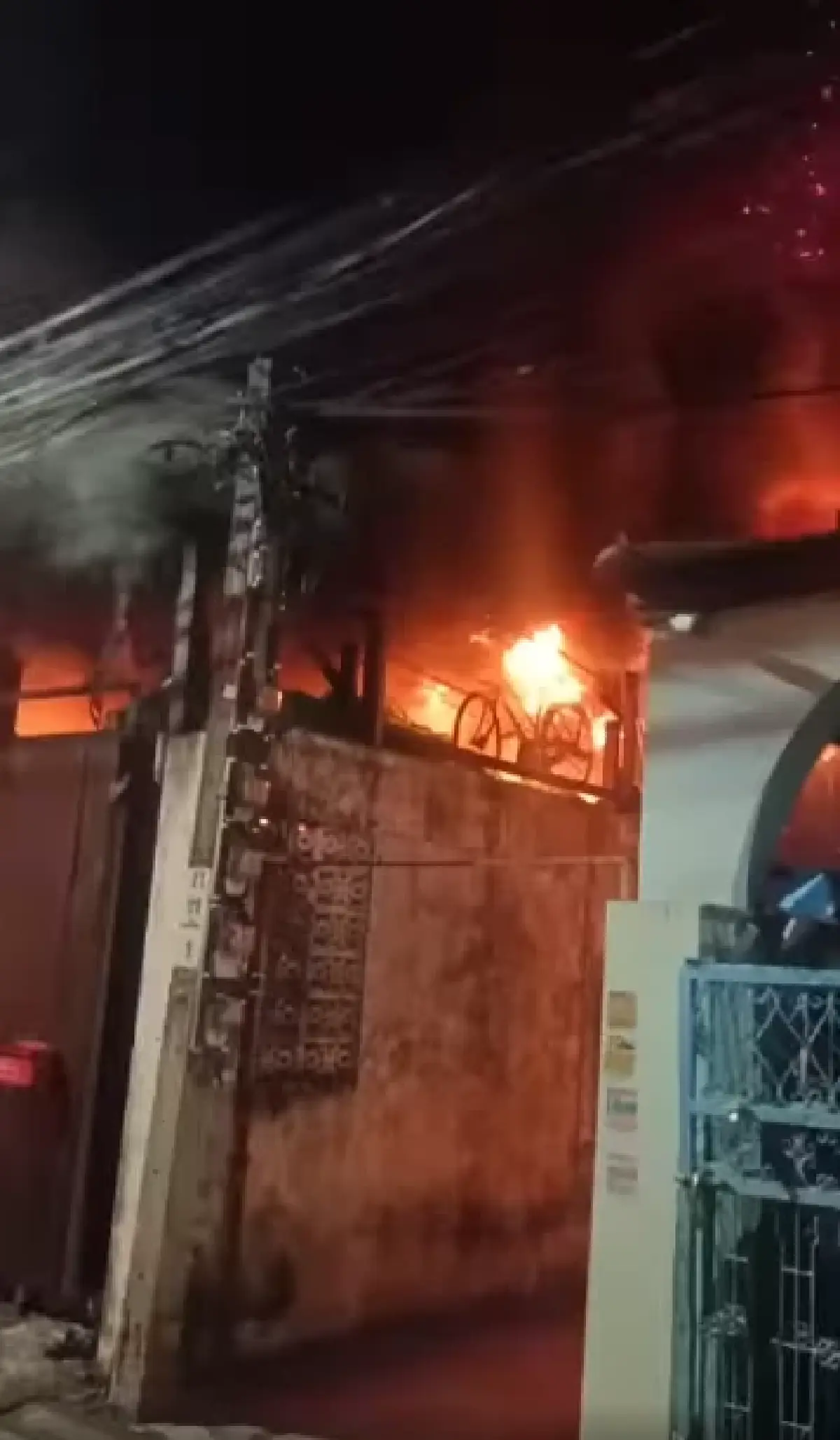 ชาวบ้านหนีตายกลางดึก ไฟไหม้บ้านเดี่ยว ซอยปุณณวิถี 13 วอดทั้งหลัง