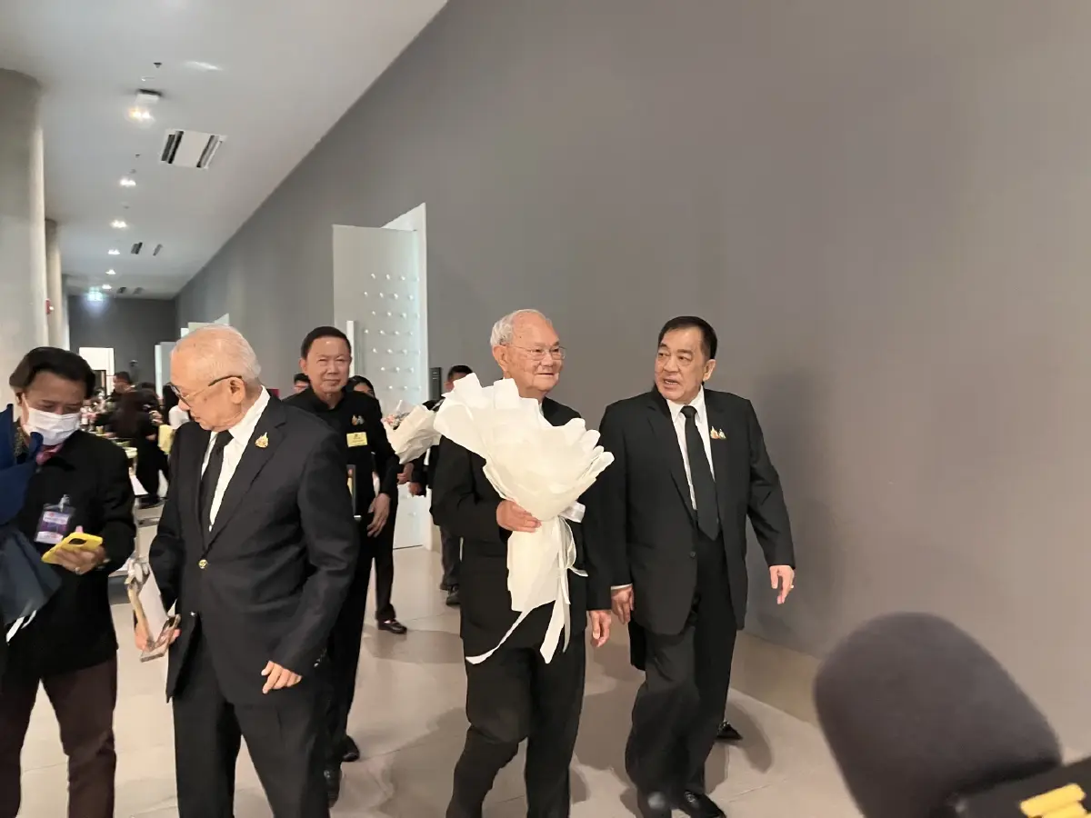 'ชวรัตน์-มีชัย-บวรศักดิ์-สีหศักดิ์' รับรางวัลพ่อดีเด่น ปี68