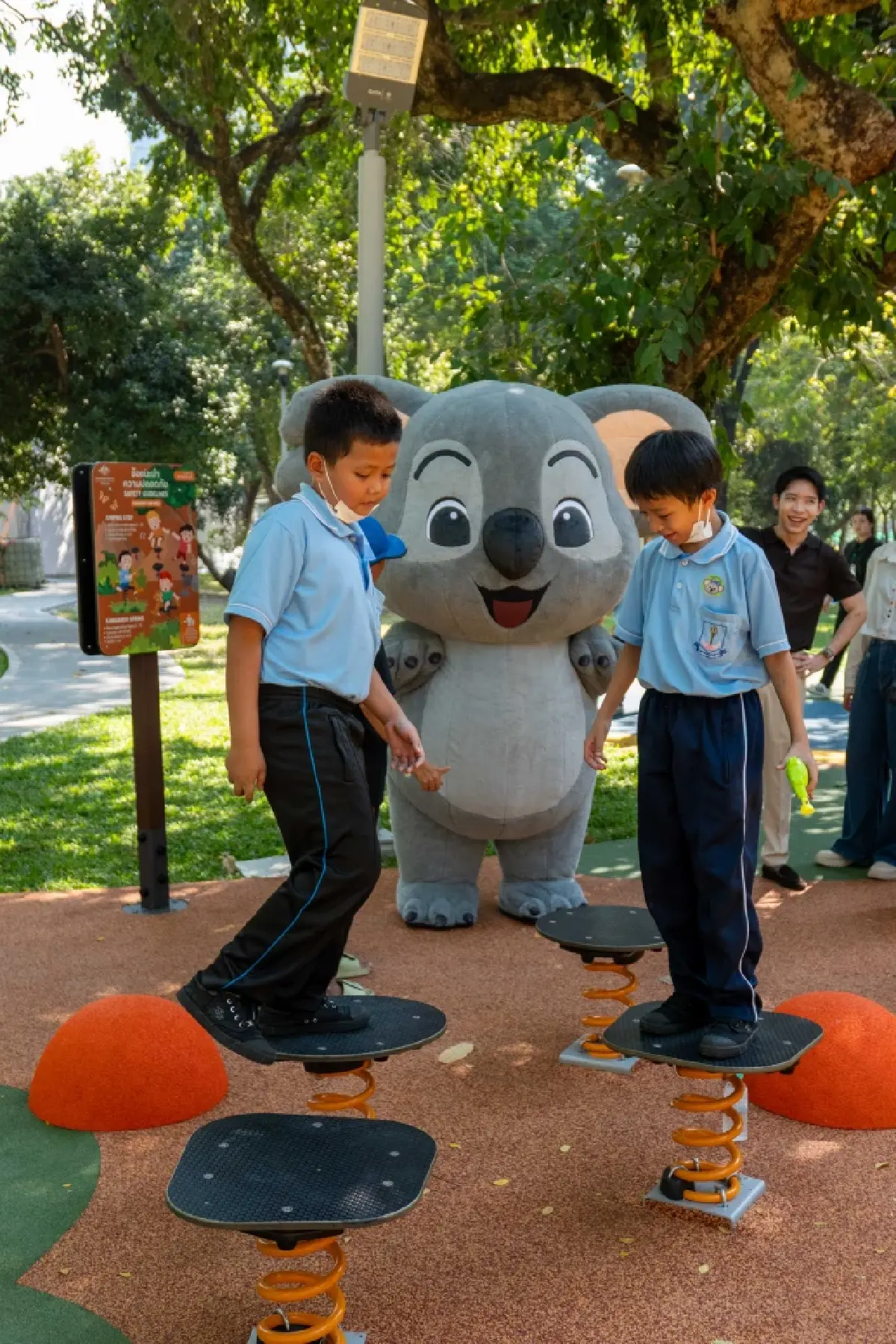 สถานทูตออสเตรเลีย- กทม. ร่วมเปิดสนามเด็กเล่นในสวนลุมฯ