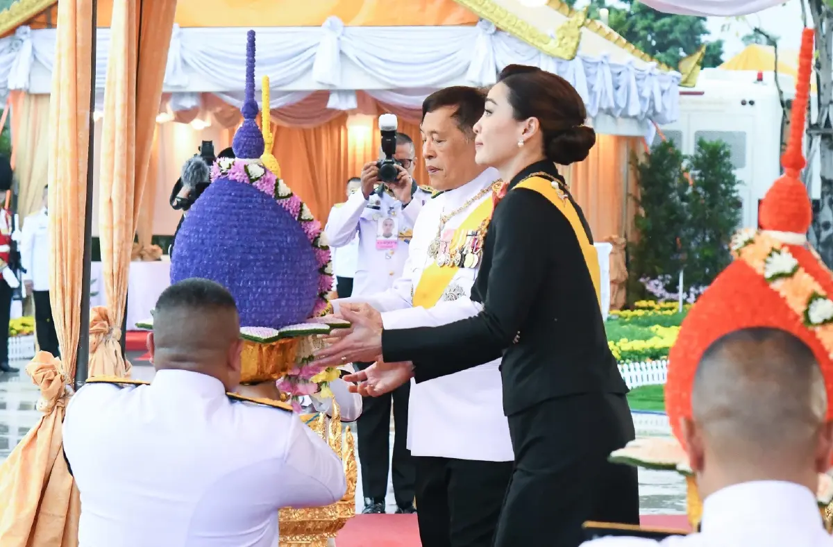 ในหลวง-พระราชินี ทรงปฏิบัติพระราชกรณียกิจ วันคล้ายวันพระบรมราชสมภพ รัชกาลที่ 9