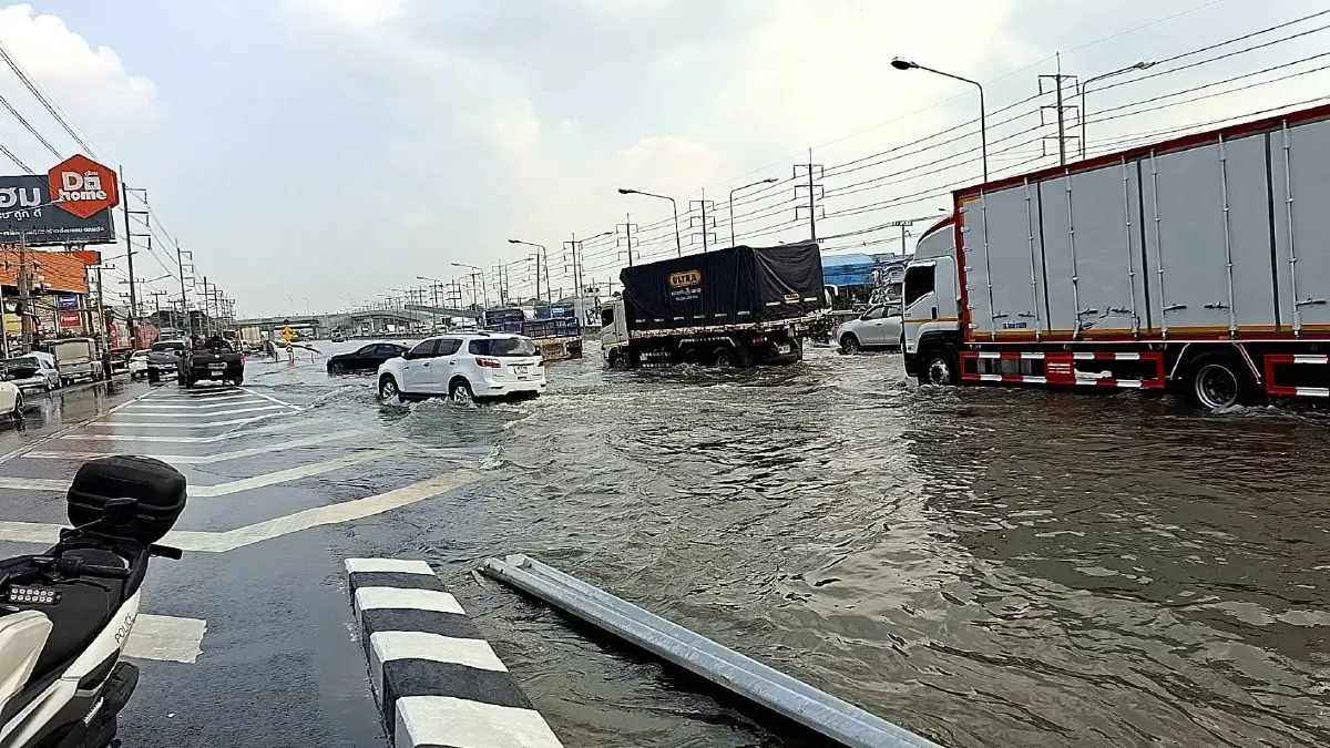 รถติดมาก ถนนพระราม 2 ขาเข้า สมุทรสาคร น้ำทะเลหนุนสูง รถเล็กเลี่ยง