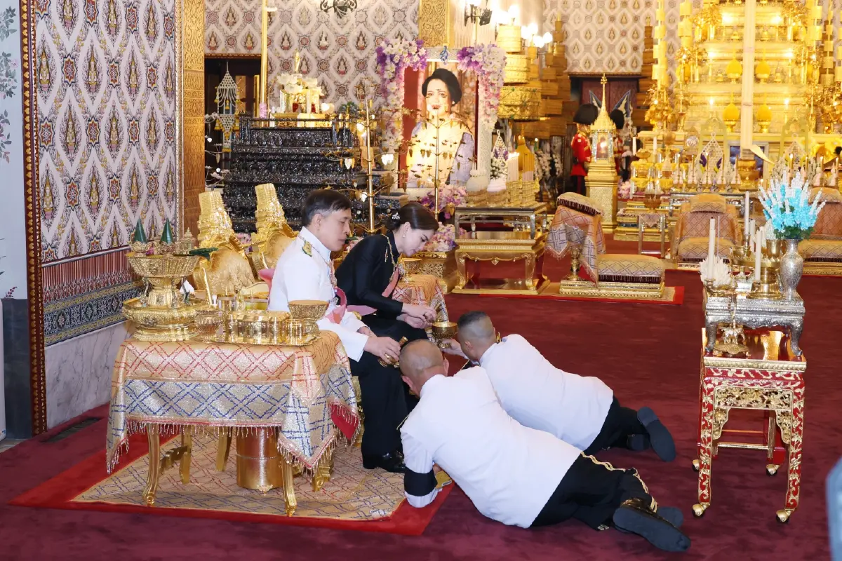 ในหลวง-พระราชินี เสด็จฯ ทรงบำเพ็ญพระราชกุศลปัญญาสมวาร ถวายพระบรมศพ พระพันปีหลวง