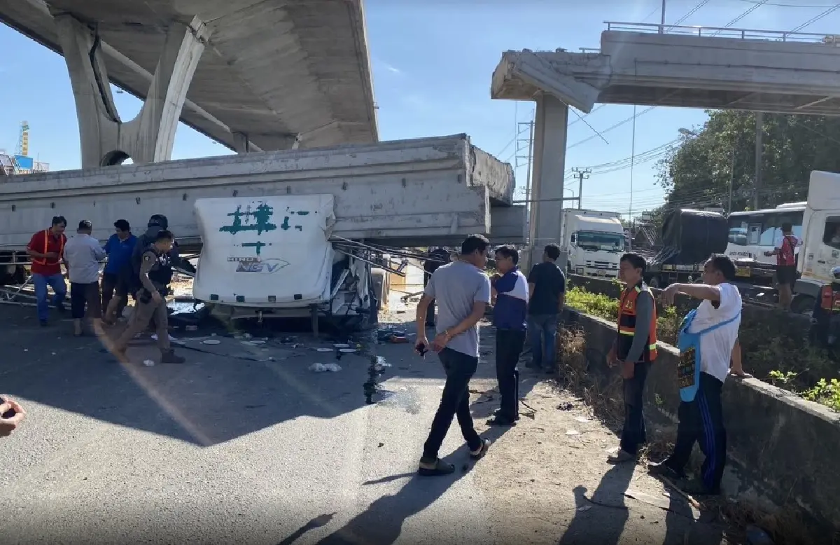 ด่วน! สะพานลอยถล่มทับรถ บางนา-ตราด กม.34 คนติดในรถ มีแก๊สรั่วด้วย