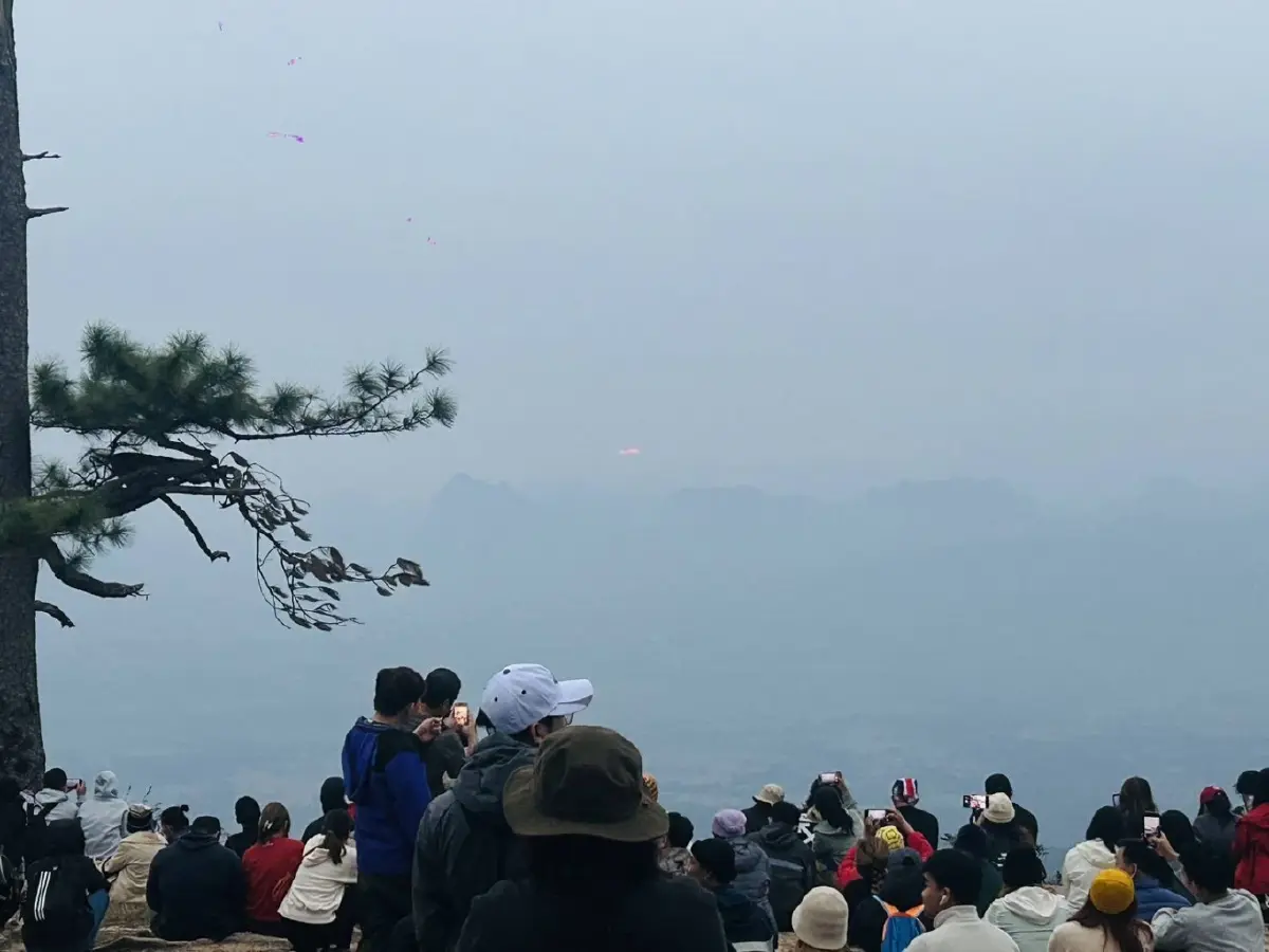 เข้าฟรีวันพ่อ! 'ภูกระดึง' คึกคัก นักท่องเที่ยวทะลุ 2,500 คน แห่สัมผัสอากาศหนาว