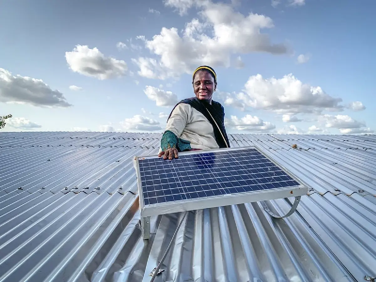 ‘Solar Mamas’ ช่างไฟฟ้าหญิง ผู้นำแสงสว่างจากโซลาร์เซลล์สู่ชุมชนห่างไกล