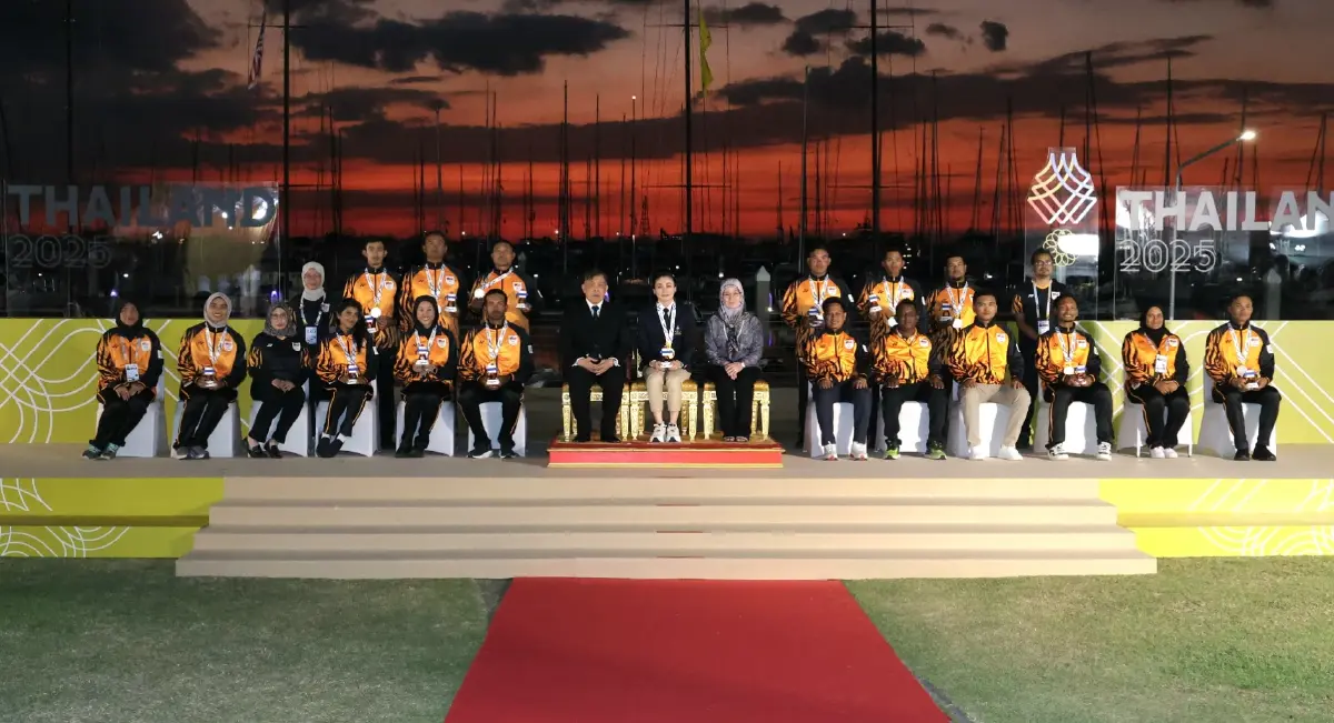 'ในหลวง' พระราชทานเหรียญทอง การแข่งขันกีฬาเรือใบ ซีเกมส์ ครั้งที่ 33 แด่ 'พระราชินี'