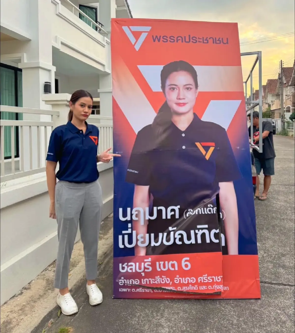 ผู้สมัคร สส.ชลบุรี เขต 6 ปชน.เซ็งถูกกรีดป้ายหาเสียง เพิ่งมาติด