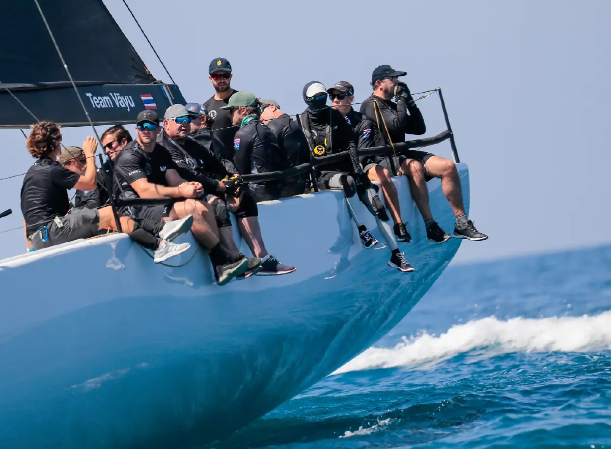 พระราชินี ทรงนำทีมเรือใบวายุ เข้าเส้นชัยเป็นอันดับ 1 ของเรซที่ 2