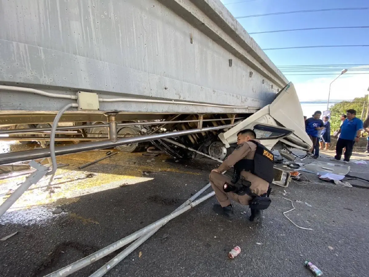 ‘กรมทางหลวง’ แจงเหตุสะพานลอยถนนเทพรัตนหล่น ปิดการจราจรฝั่งขาเข้า