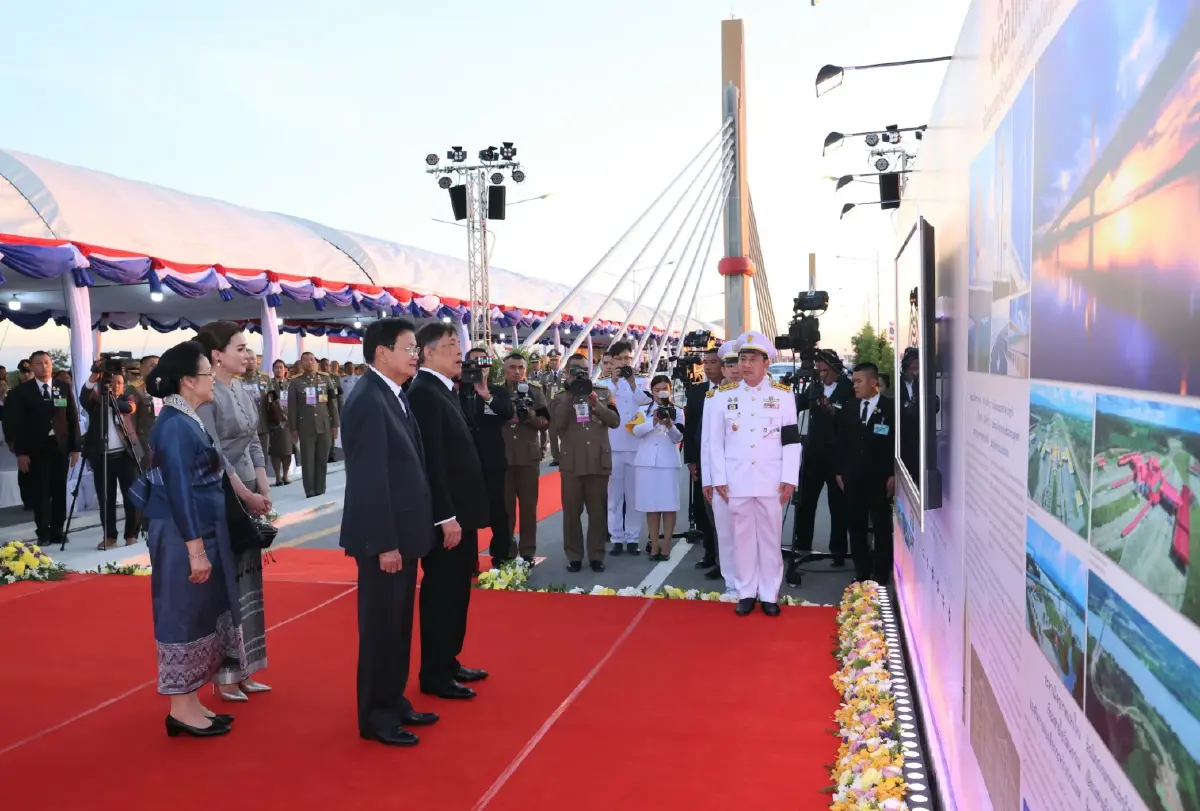 'ในหลวง-พระราชินี' เสด็จฯ เปิดสะพานมิตรภาพไทย-ลาว แห่งที่ 5 จังหวัดบึงกาฬ